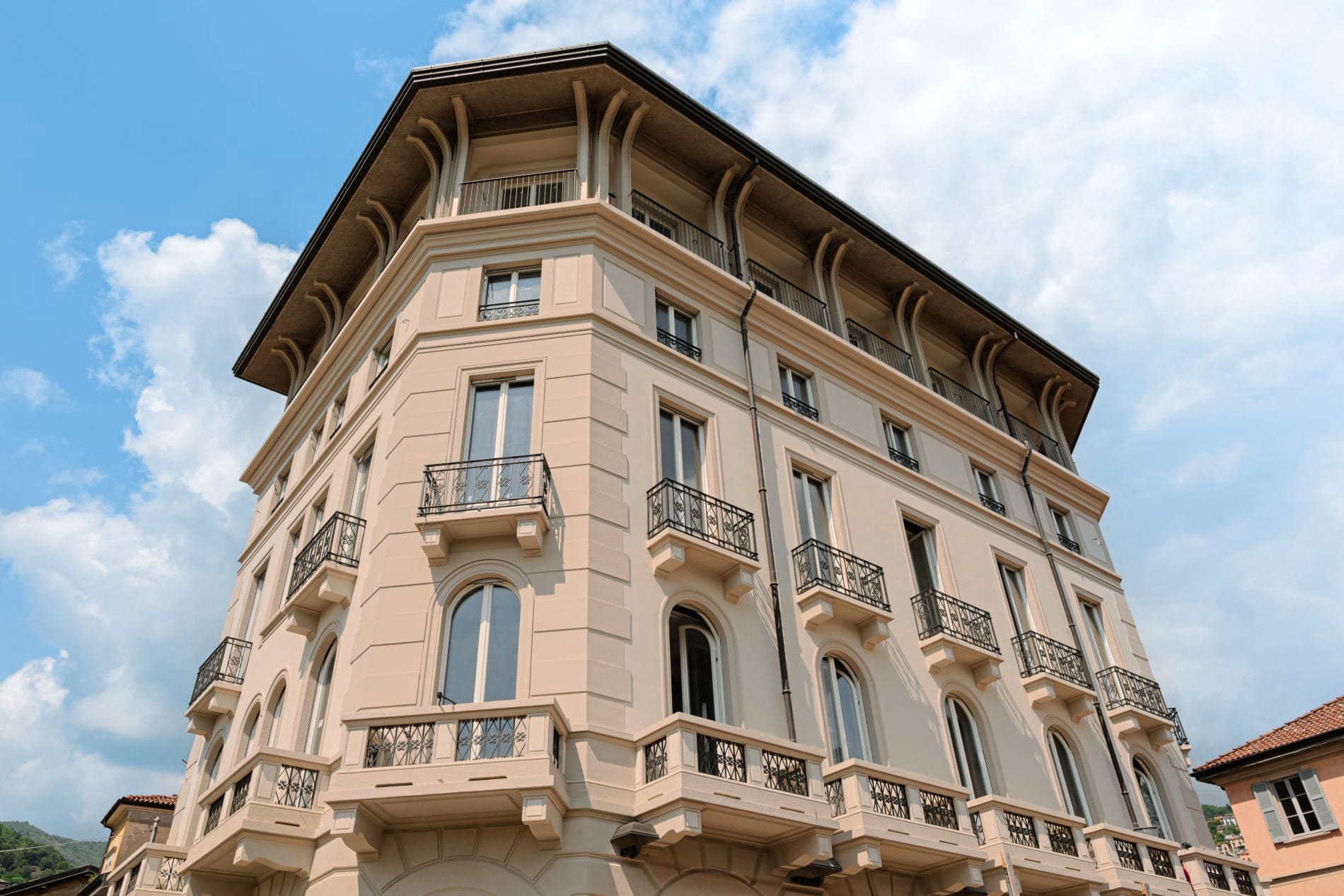 Das restaurierte historische Gebäude in Cernobbio beherbergt heute die acht exklusiven Luxusapartments der Villa d'Este.