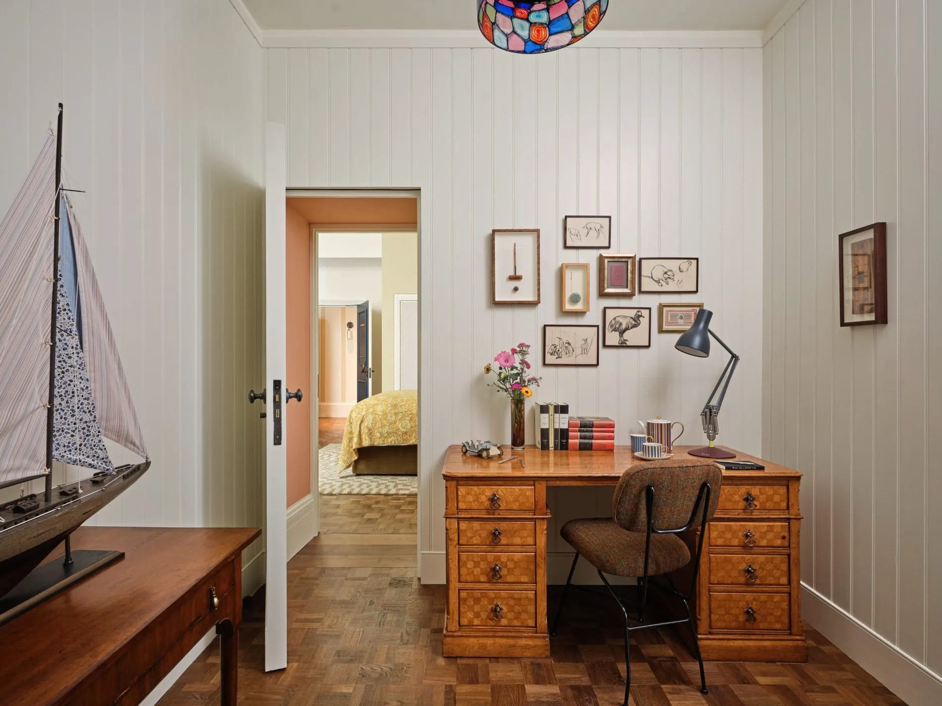 Ein hölzerner Vintage-Schreibtisch und maritime Sammlerstücke im Arbeitszimmer unterstreichen den privaten Charakter der Residenz im Stil eines Mayfair-Townhouse.