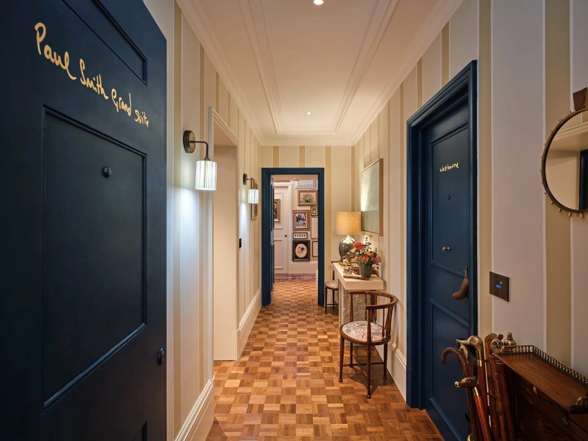 Blaue Türen und hochwertiges Holzparkett: Der Korridor verbindet die drei Schlafzimmer der Paul Smith Grand.
