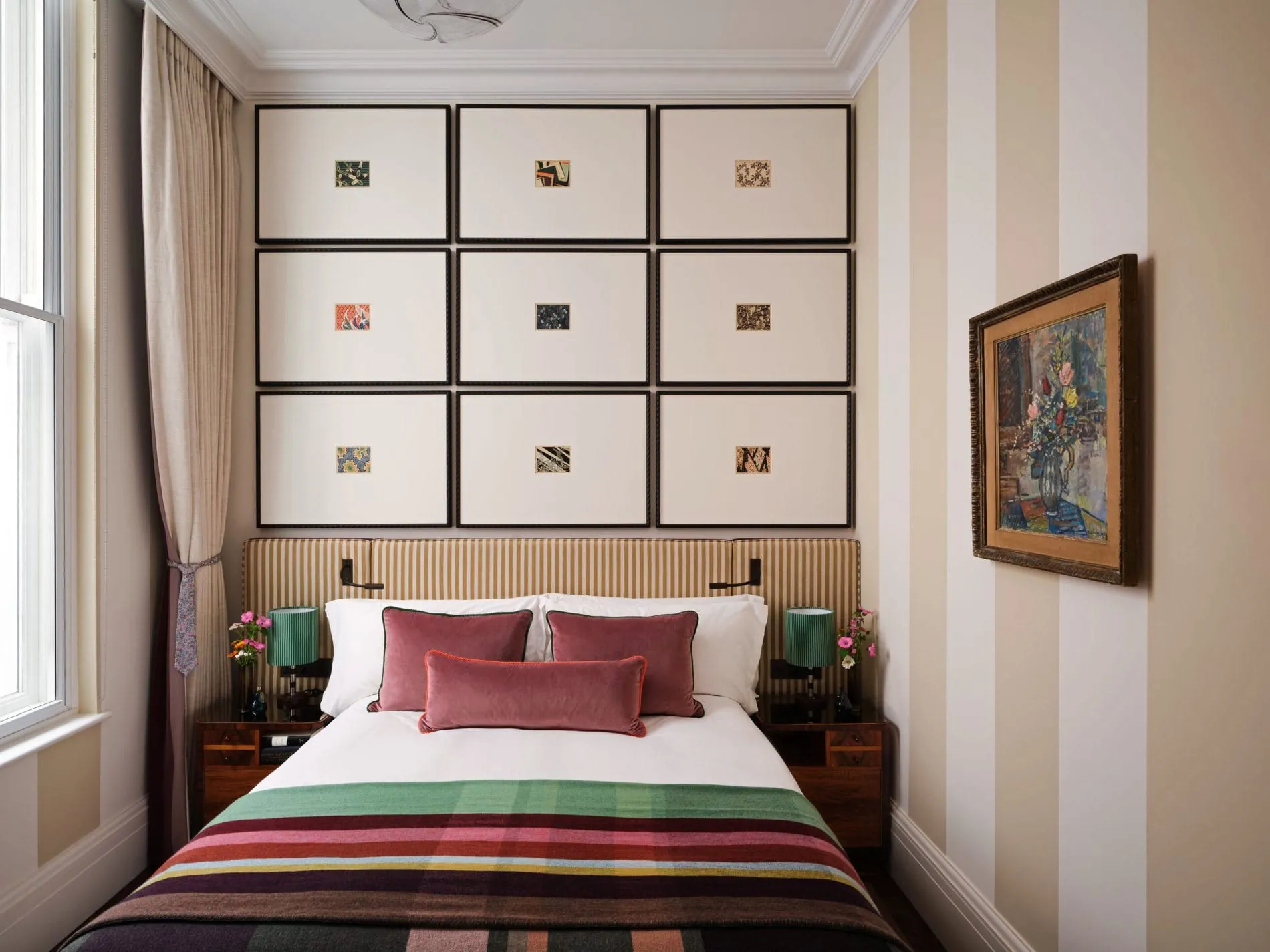 Im Schlafzimmer setzen an den Wänden und eine präzise arrangierte Kunstgalerie über dem Bett moderne Akzente im klassischen Ambiente.