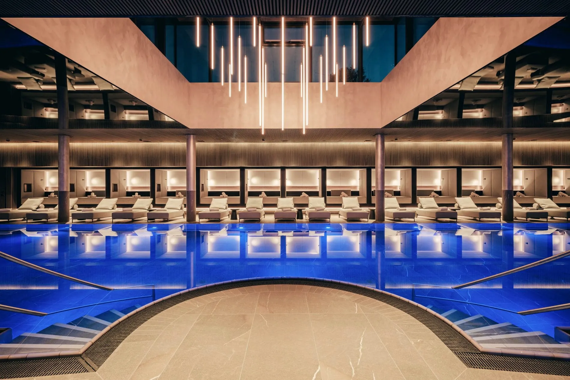 Herzstück der neuen Wasserwelt im 4 Elements Spa ist der 28 Meter lange Indoor-Pool.