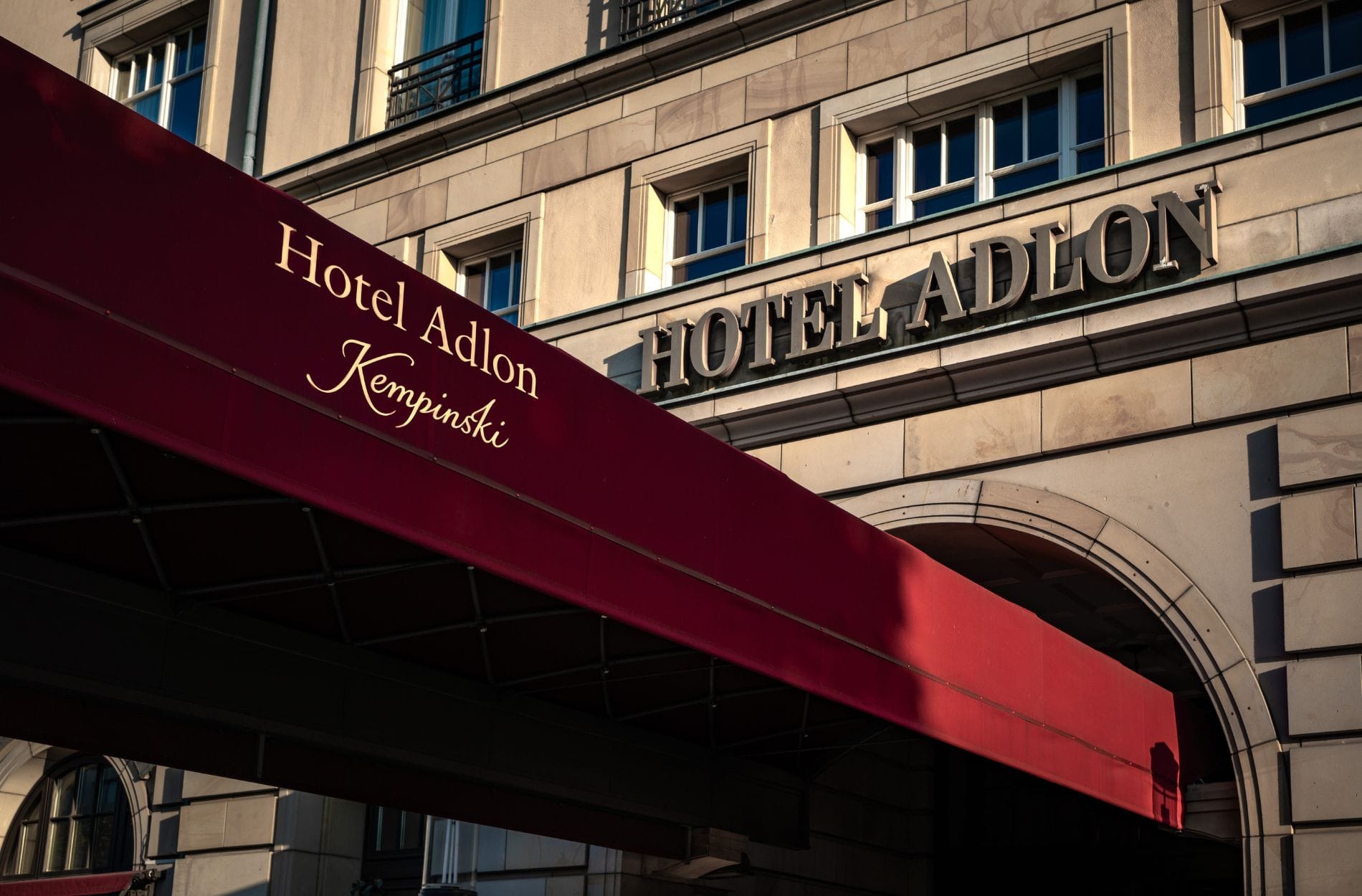 Eingang des Hotel Adlon Kempinski am Brandenburger Tor in Berlin: Die Immobilie soll im Rahmen eines geplanten Fondsverkaufs einen neuen Eigentümer bekommen.