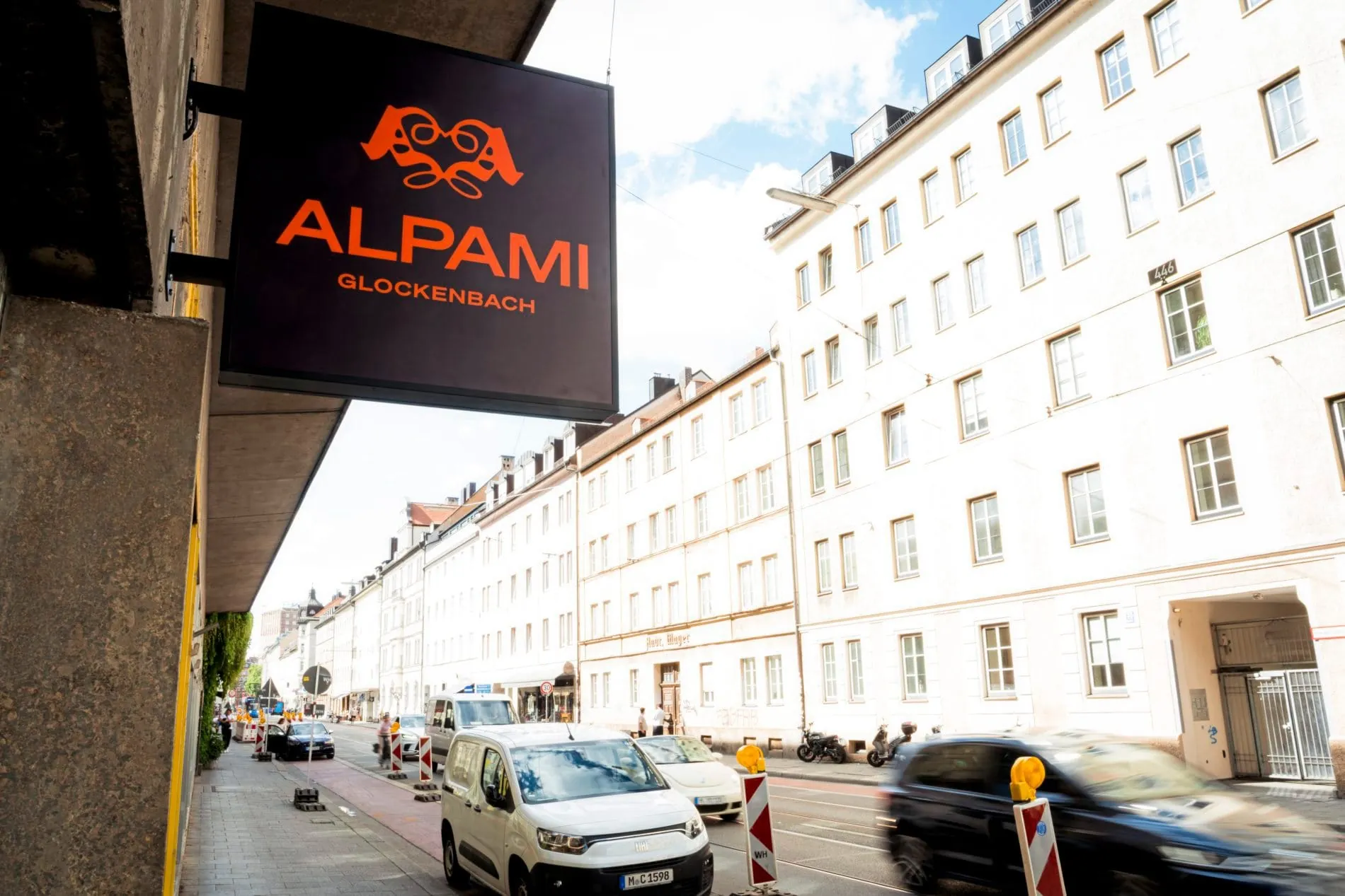 Nur das Schild mit alpin angehauchtem Alpami-Logo verrät anreisenden Gästen den diskreten Zugang zum Hotel.
