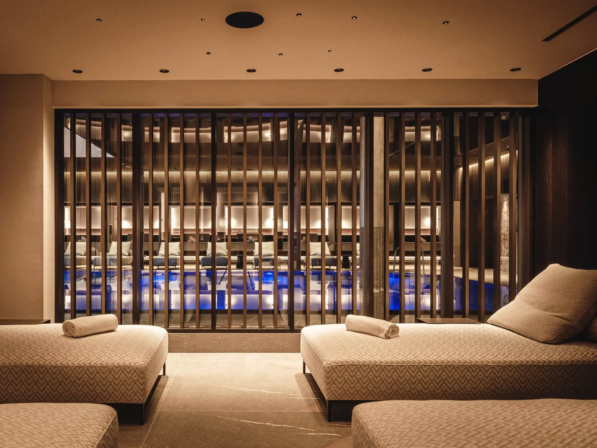 Dazu gehören die Silence Lounge, ein weiterer großzügiger Ruheraum und private Liegekabinen am Pool.