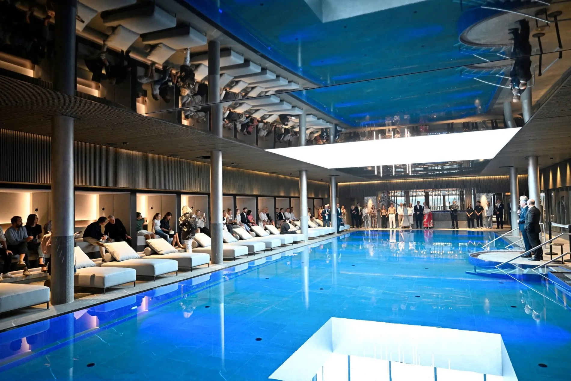 Der 28 Meter lange Innenpool ist eines der zentralen Elemente des neuen Spas.