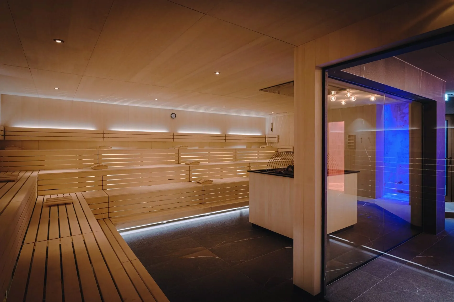 In der Wärmewelt stehen Gästen eine finnische Sauna mit Erlebnisaufgüssen, eine Bio-Lehm-Sauna, eine Kräutersauna und ein Dampfbad zur Verfügung.