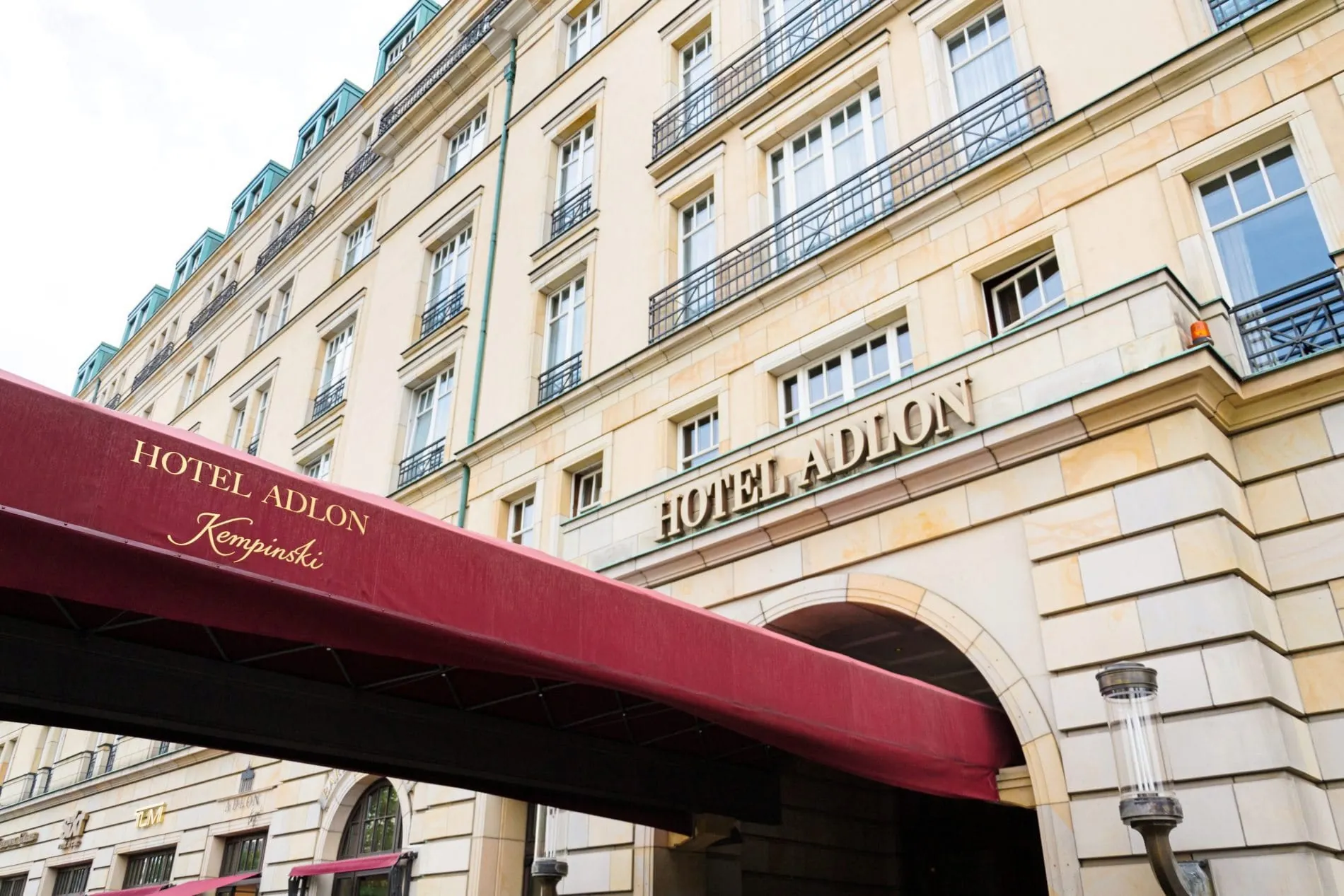 Das Adlon soll für mindestens 280 Millionen Euro verkauft werden.