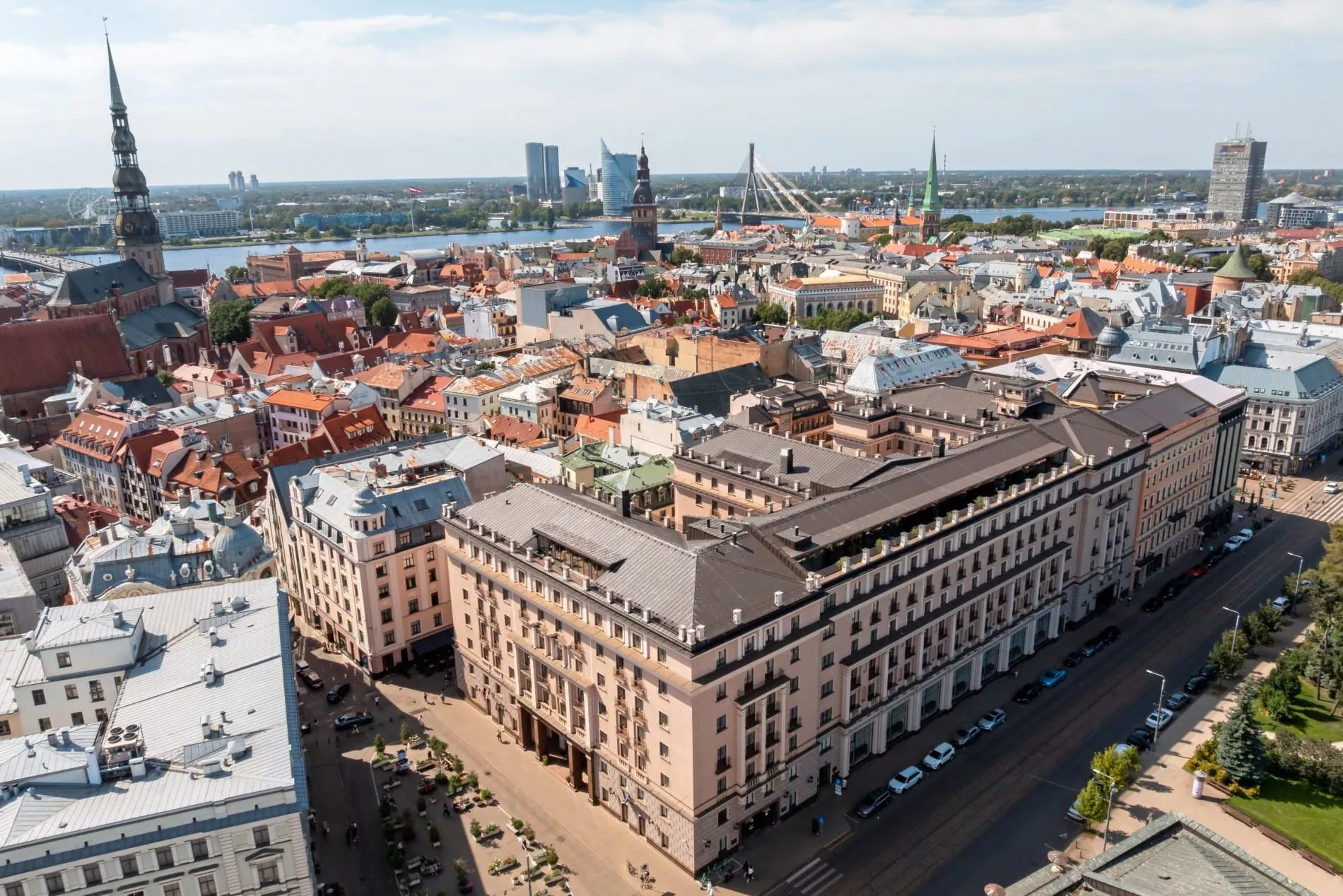 Riga ist die Hauptstadt Lettlands und liegt an der Flussmündung der Düna, die in die Ostsee fließt.