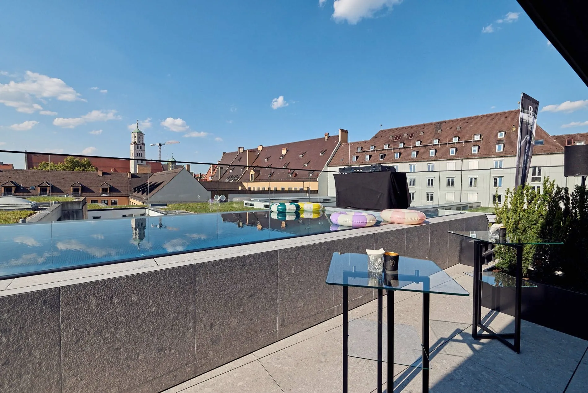 Sommerliches Opening: Rund 130 geladene Gäste feierten die Eröffnung des neuen Anbaus im Hotel Maximilian's.