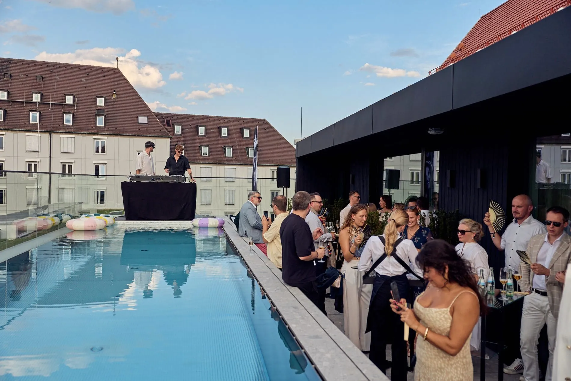 Sommerliches Opening: Rund 130 geladene Gäste feierten die Eröffnung des neuen Anbaus im Hotel Maximilian's.
