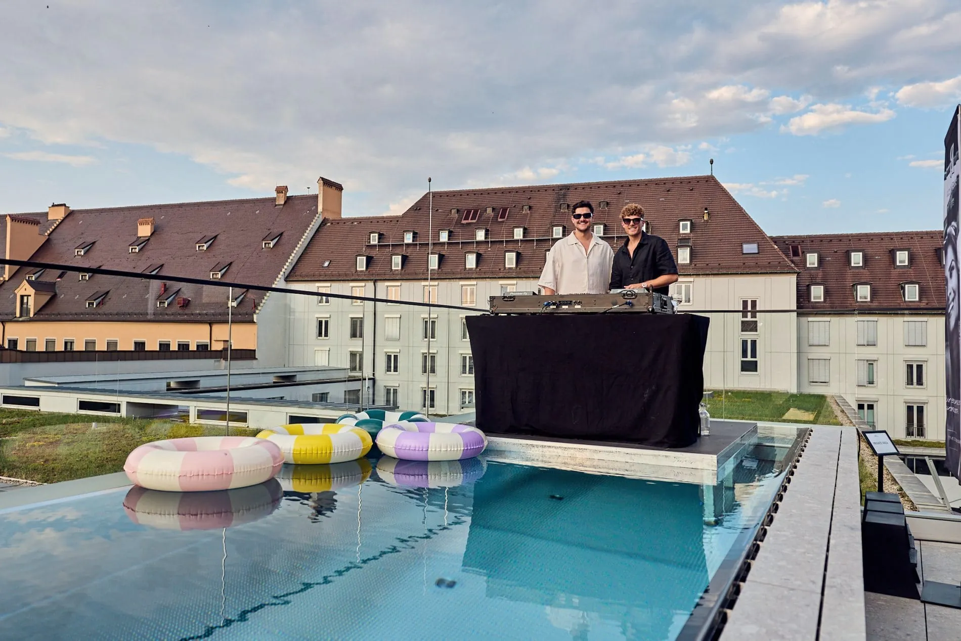 Sommerliches Opening: Rund 130 geladene Gäste feierten die Eröffnung des neuen Anbaus im Hotel Maximilian's.