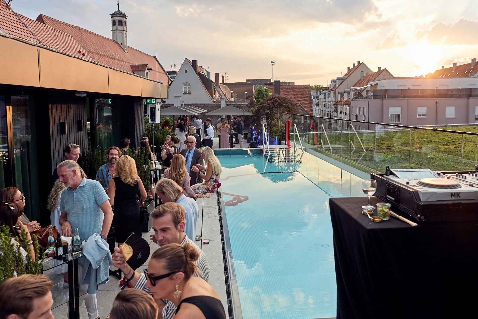 Sommerliches Opening: Rund 130 geladene Gäste feierten die Eröffnung des neuen Anbaus im Hotel Maximilian's.