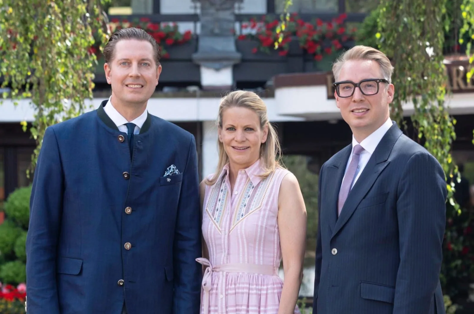 Hannes und Britta Bareiss (links) mit dem neuen Hoteldirektor Clemens Degenhardt.