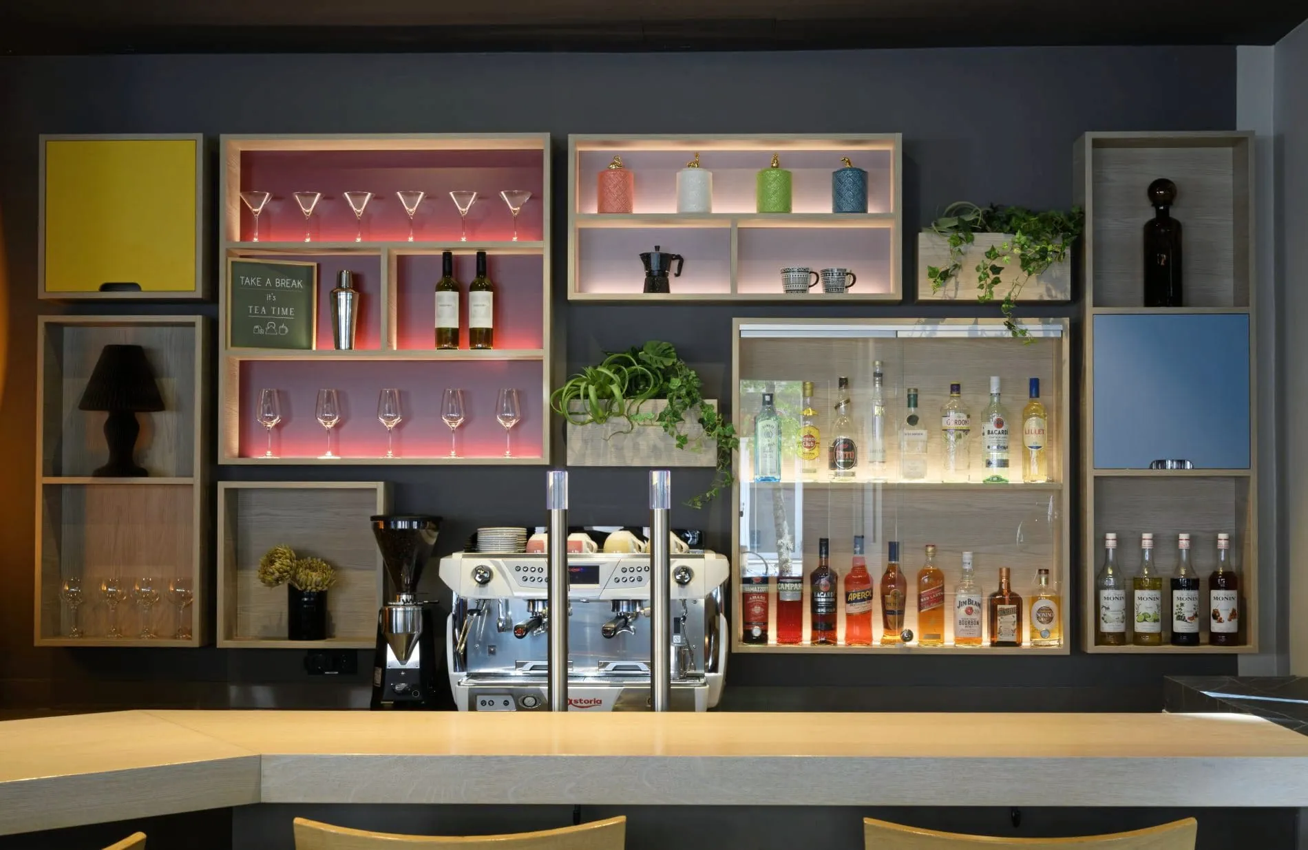 Die Bar dient als Treffpunkt im Hotel.
