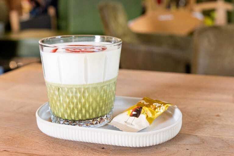 Im Familotel Sonnenpark gehört Matcha Latte zum All-Inclusive-Angebot der Hotelbar.