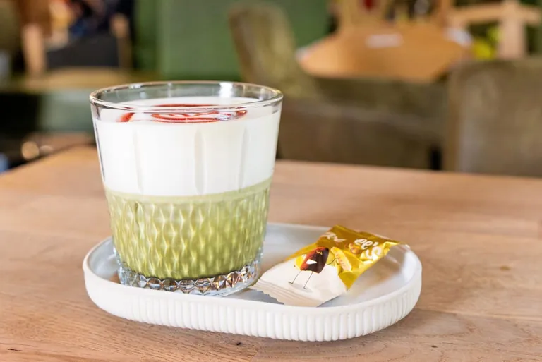 Im Familotel Sonnenpark gehört Matcha Latte zum All-Inclusive-Angebot der Hotelbar.