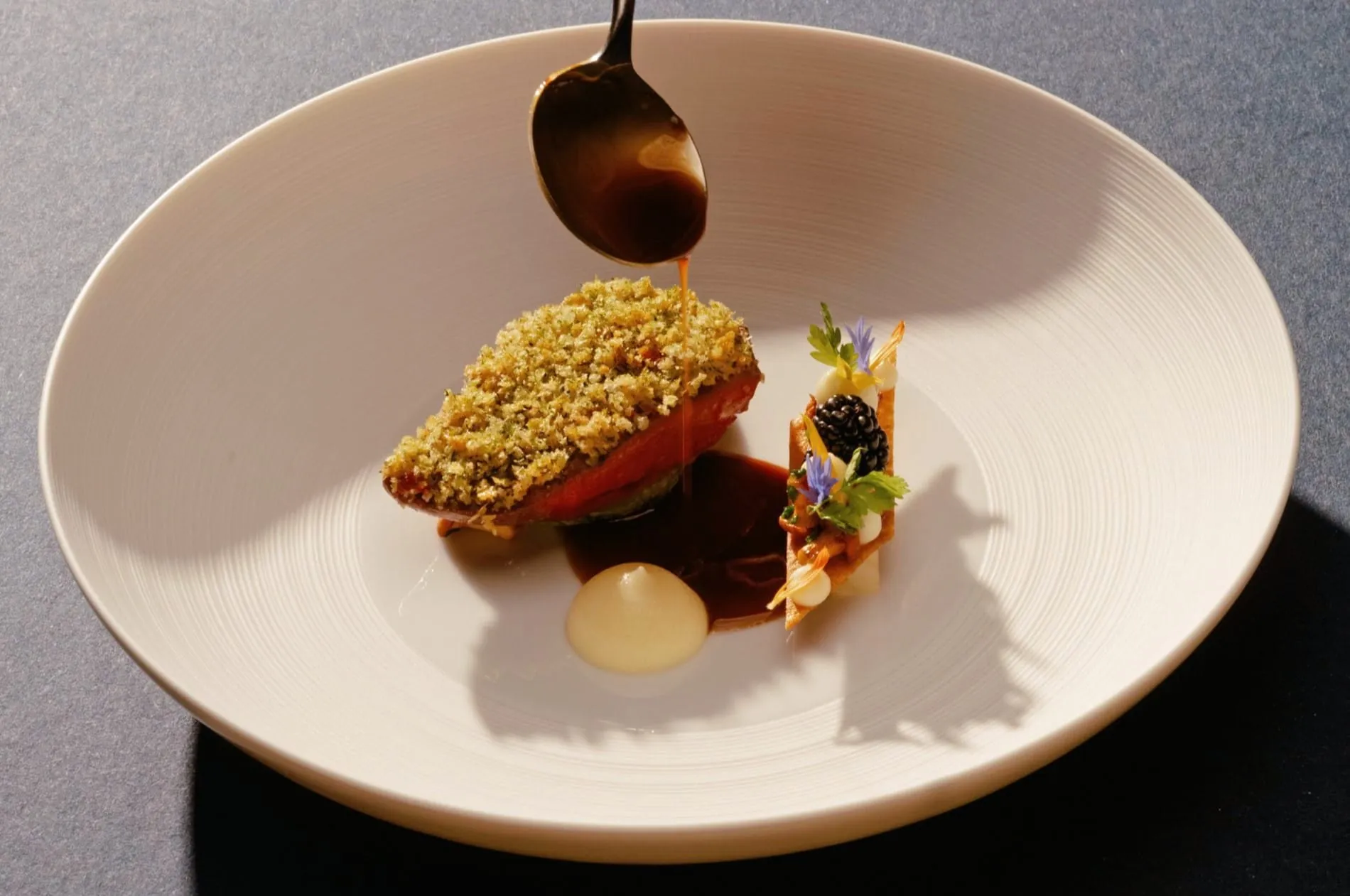 Taube mit Heujus, Sellerie, Pfifferlingen und Brombeere