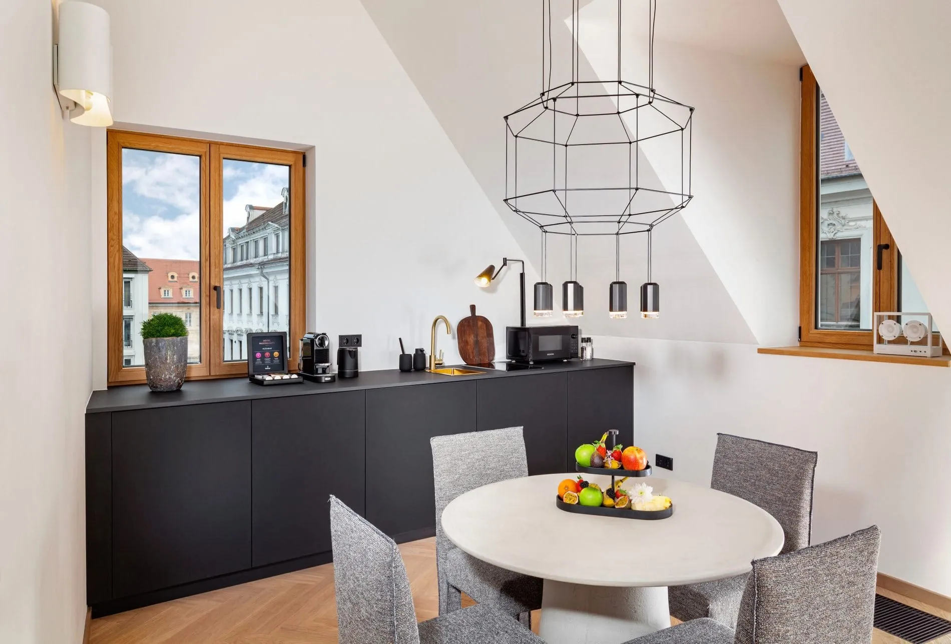Die Kitchenette und der Essbereich der Deluxe-Suiten sind ideal auf die Bedürfnisse von Longstay-Gästen abgestimmt.