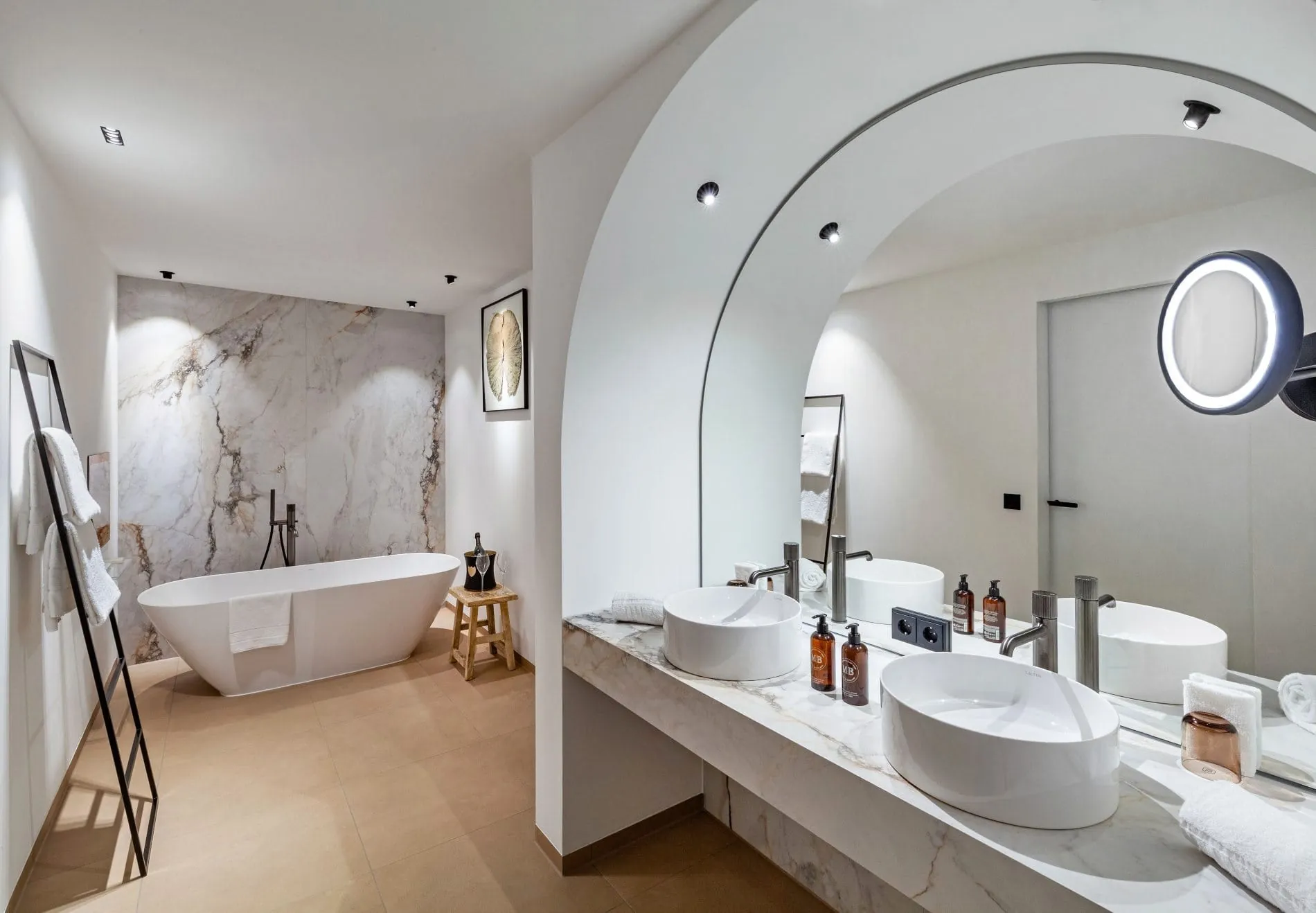 Elegant und modern: Das Badezimmer der Schaezler-Suite kombiniert Marmorelemente mit einer freistehenden Badewanne.