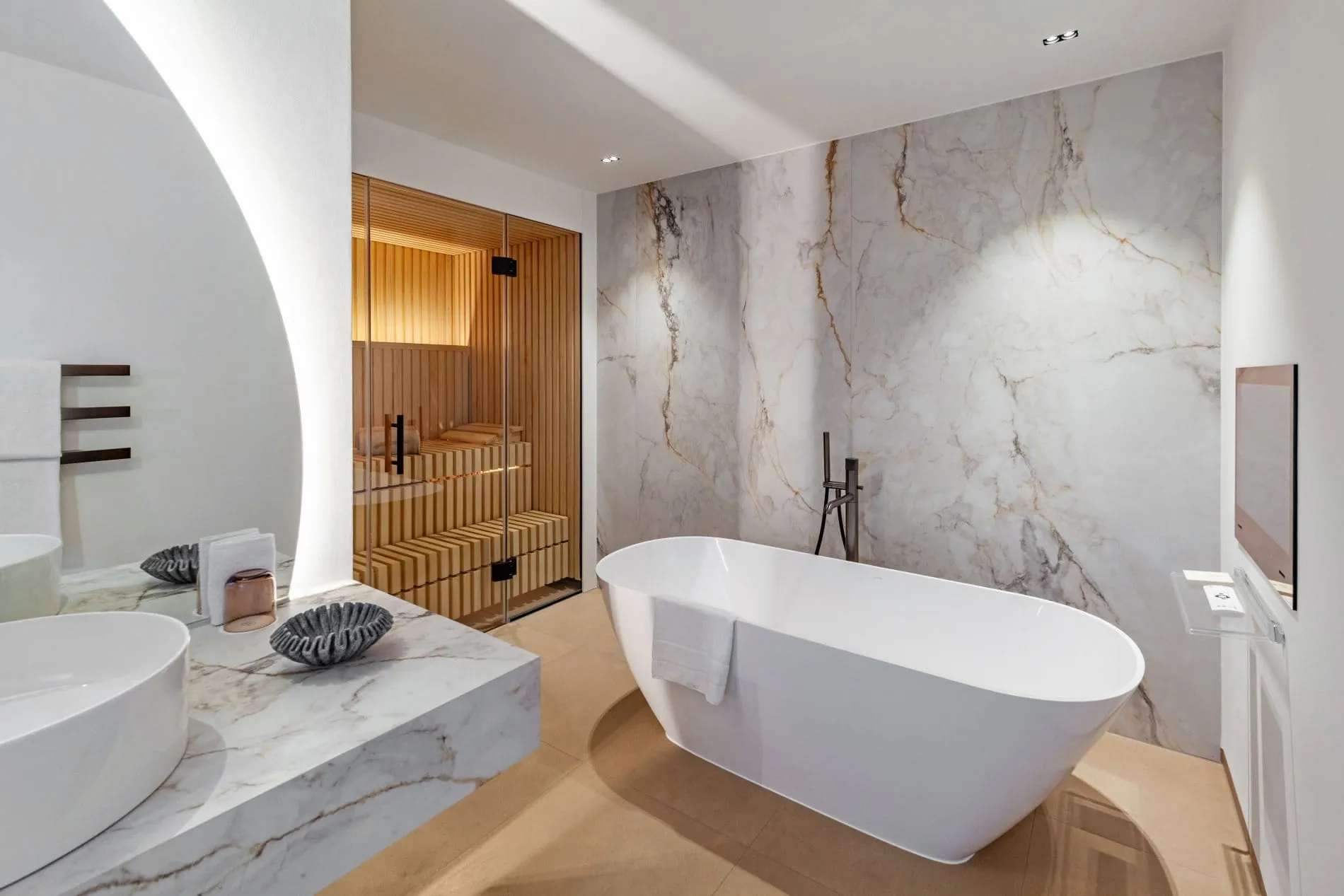 Wellness auf dem eigenen Zimmer: Die Signature-Suite verfügt über ein Badezimmer mit freistehender Wanne und einer privaten Sauna.