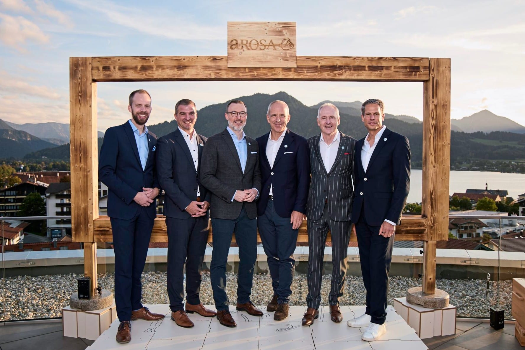 Mit einer feierlichen Veranstaltung weihten (v.l.) Niklas Griffin, Moritz Dürler, Philipp von Czapiewski, Christoph Debus, Karl J. Pojer und Torsten Vey das A-Rosa Tegernsee ein.