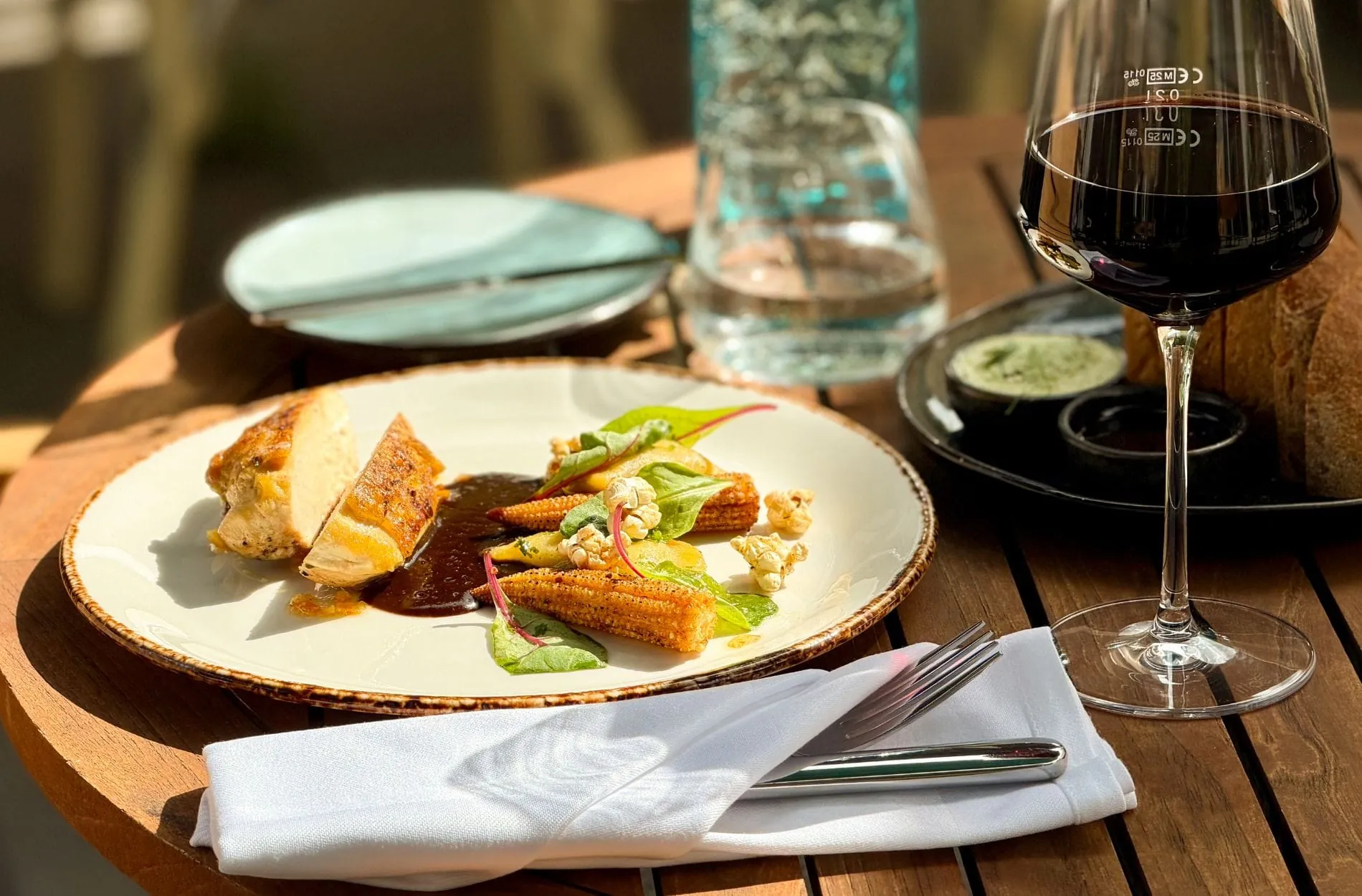 Aus dem aktuellen Saison-Menü der Elbuferei: Gebratenes Maishähnchen mit Mangold, kandierter Orange und Hoisin.