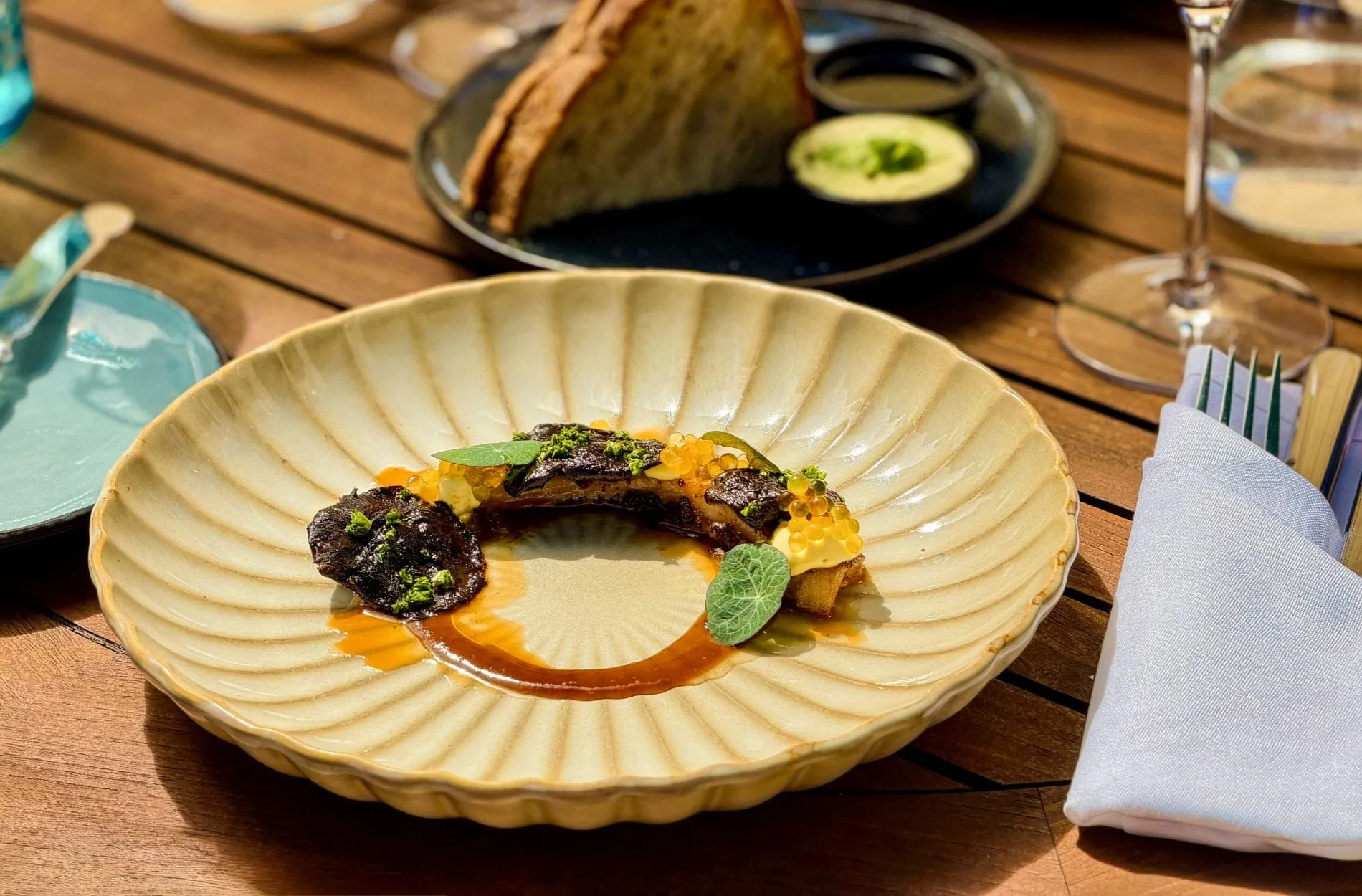 Aus dem aktuellen Saison-Menü der Elbuferei: Gegrillter Pulpo, mit Tamarinde, Shiitake, Limette und einem Hauch Crispy Chili.