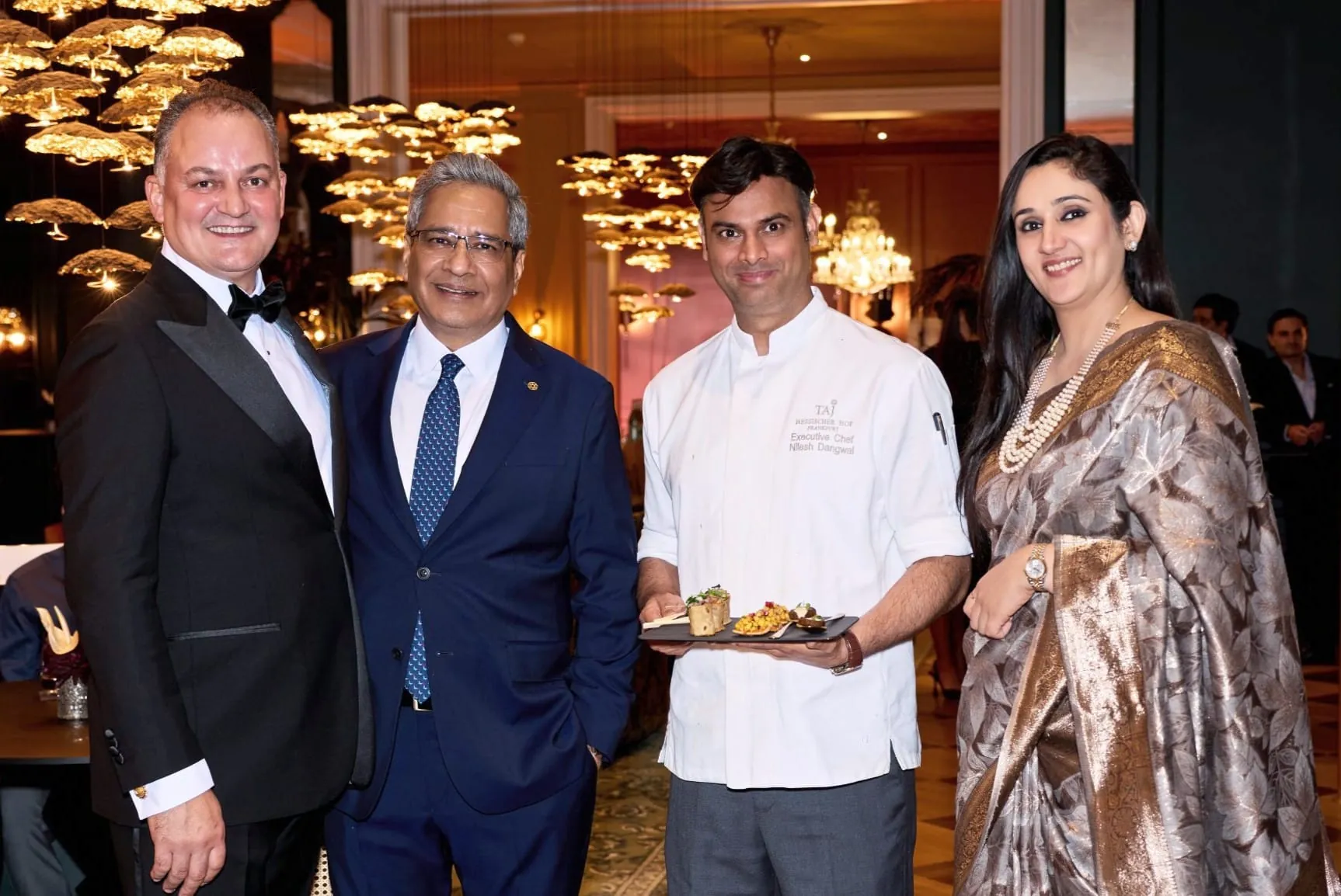 Das Führungsteam zur Eröffnung des Taj Hessischer Hof: (von links) Gaurav Pokhariyal, COO IHCL, Albert Mayr, General Manager, Nilesh Dangwal, Küchenchef, und Tanika Taneja, Hotelmanagerin.