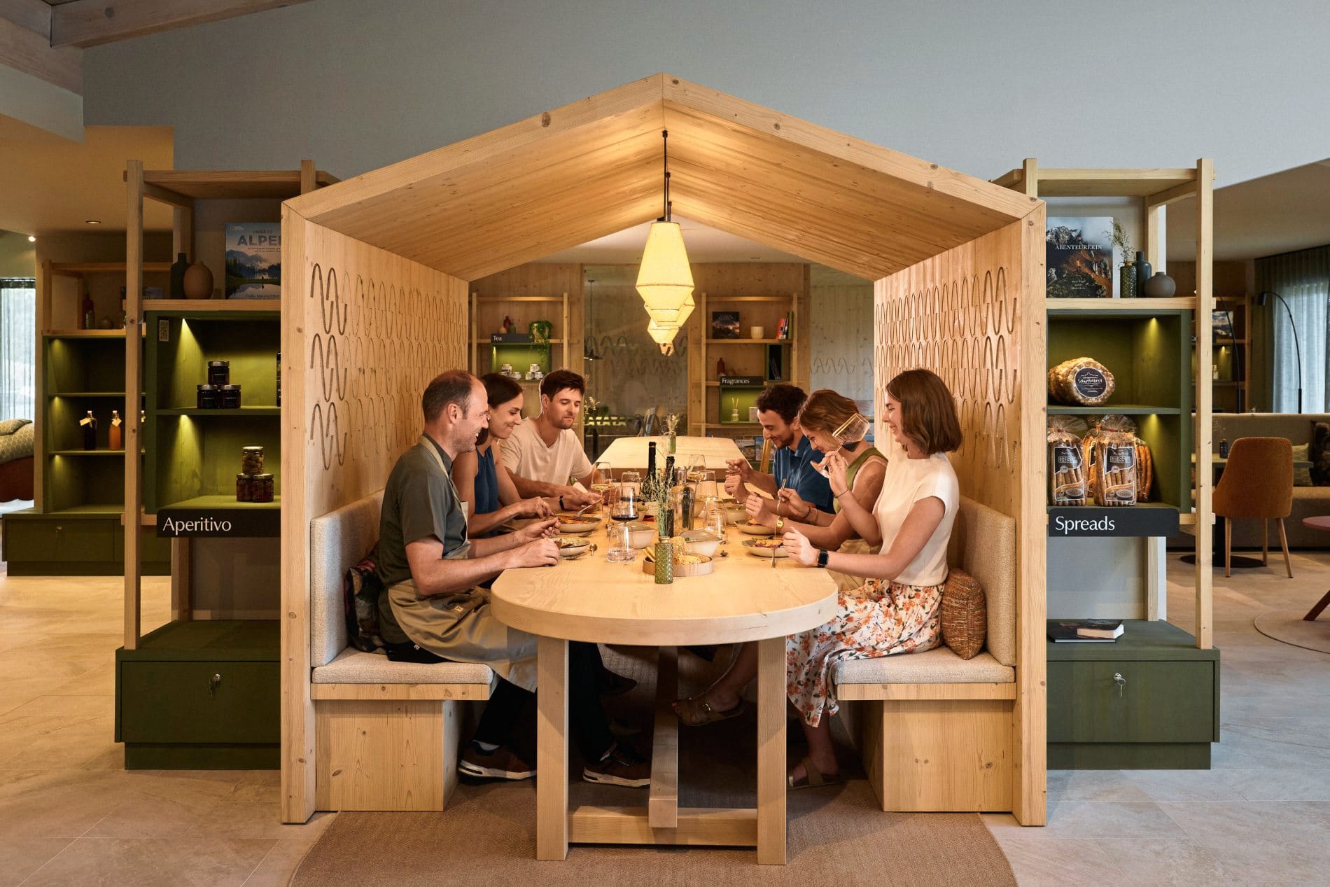 Zweimal in der Woche kochen Katharina Oberhauser und Gerd Oberhofer für ihre Gäste. Gegessen wird am „Community Table“.