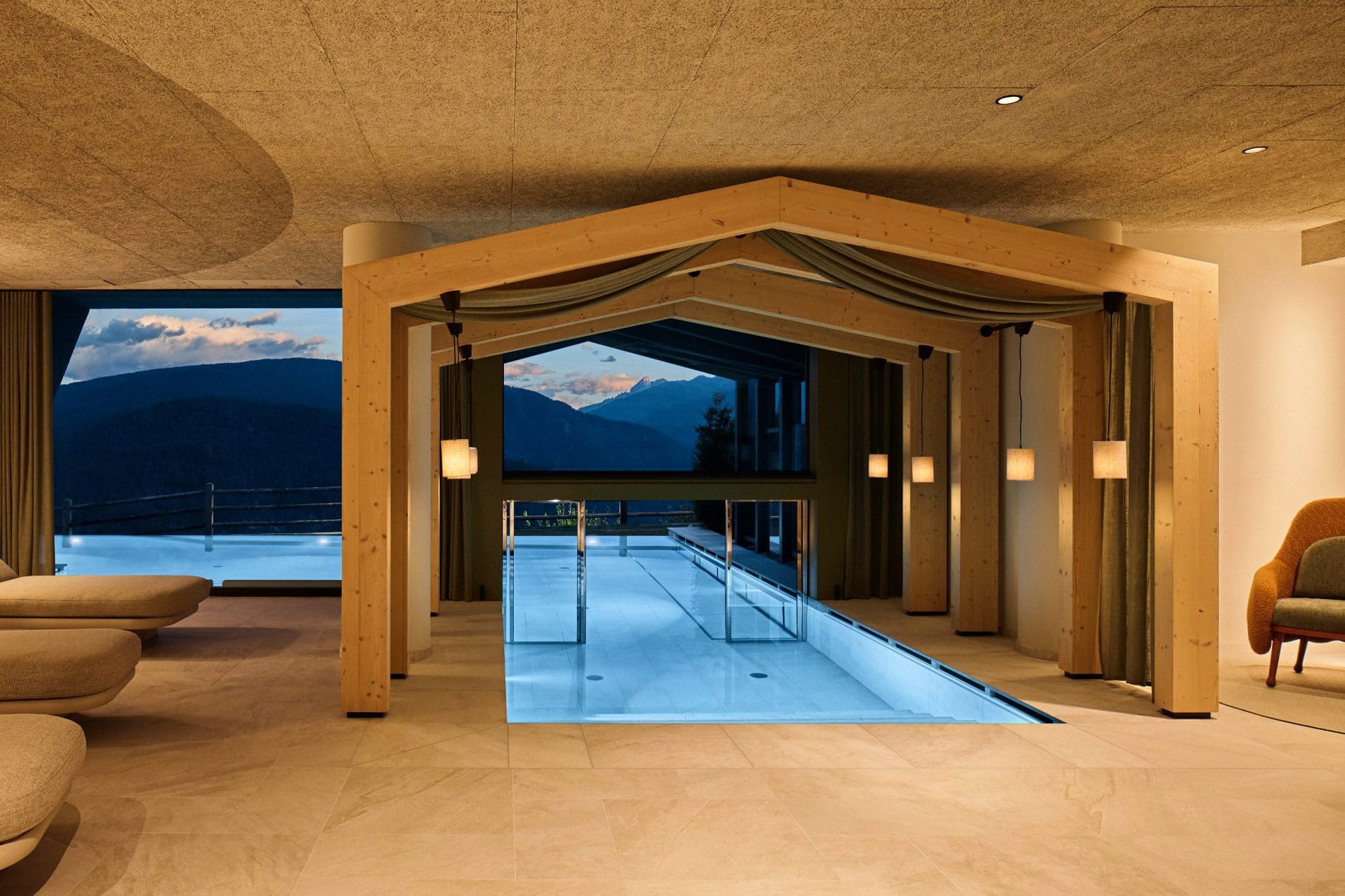 Der beheizte Infinity-Pool mit Panoramablick zählt zu den neuen Highlights.