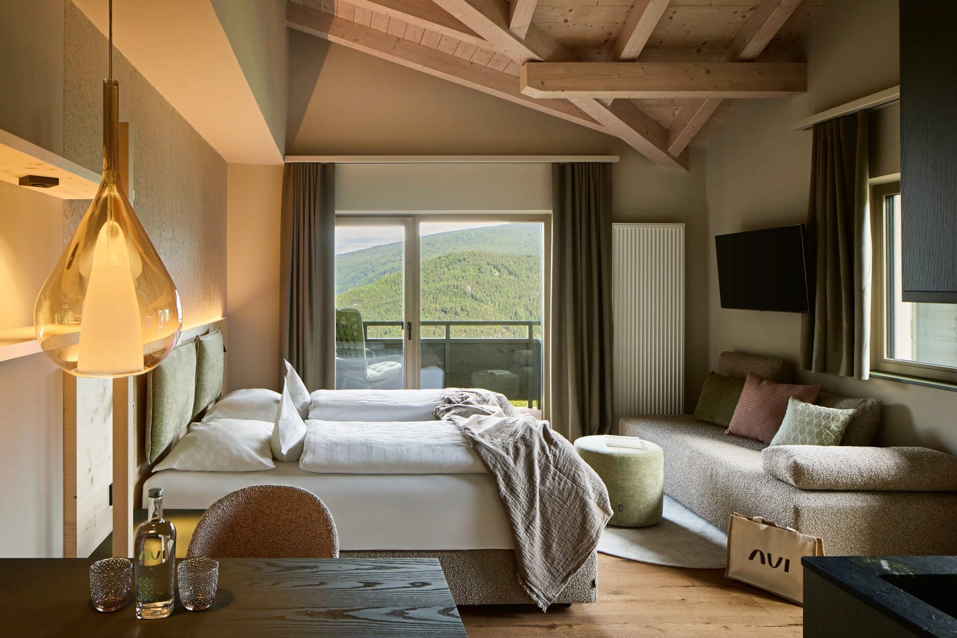 Naturnahe Rückzugsorte: Die Zimmer sind in beruhigenden Grün- und Erdtönen gehalten.