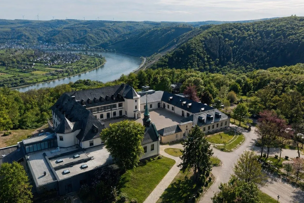 Das Jakobsberg Nature Resort verbindet eine ruhige Höhenlage über dem Rhein mit direkter Nähe zu Koblenz und dem Mittelrheintal.