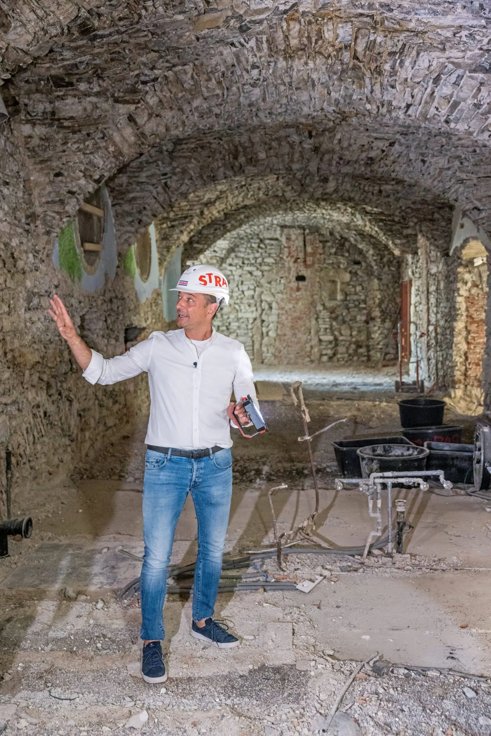 Hotelchef Alois Seyrling informierte Medienvertreter direkt vor Ort über den aktuellen Fortschritt der 17 Teilprojekte des Wiederaufbaus.