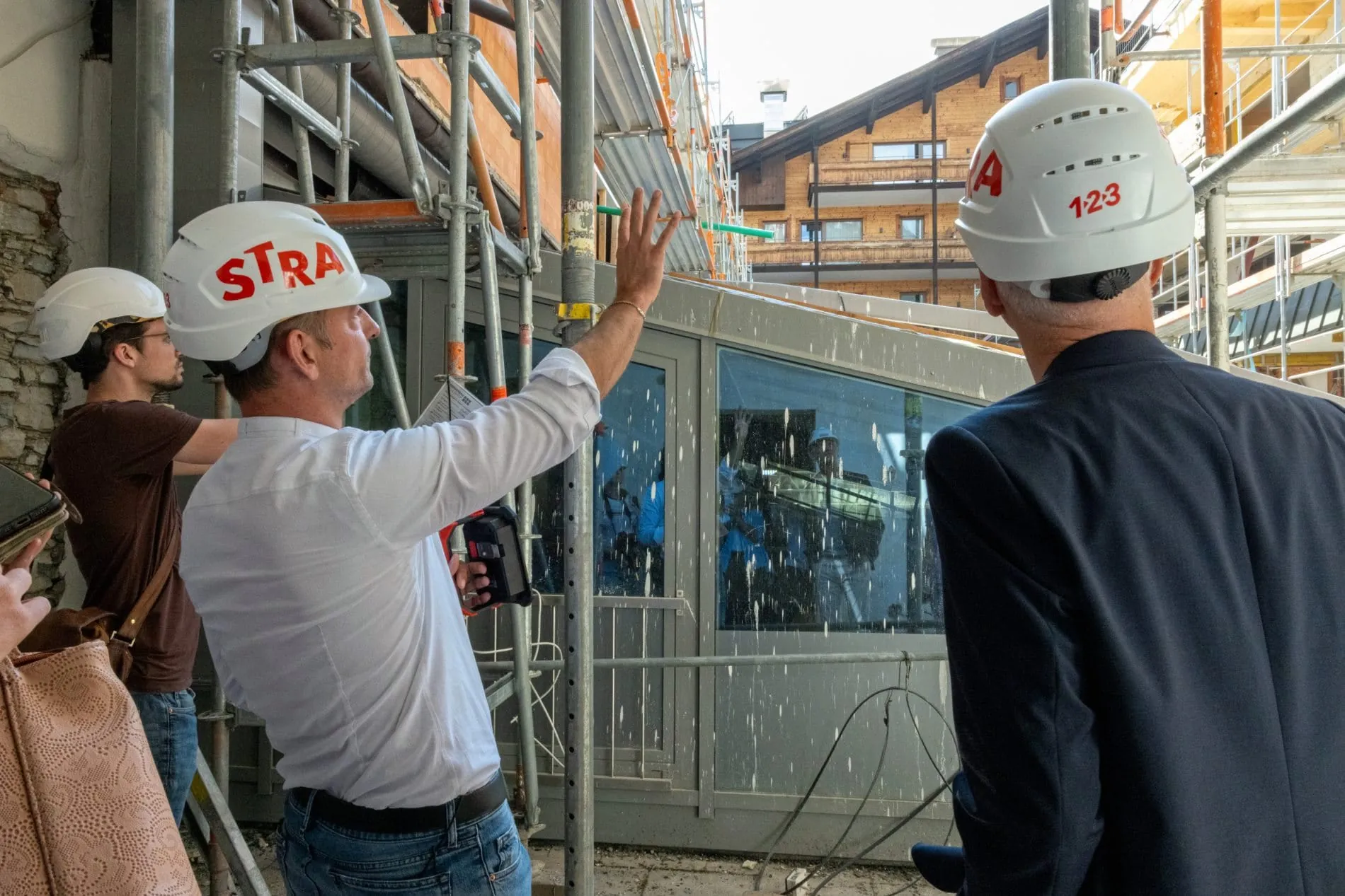 Hotelchef Alois Seyrling informierte Medienvertreter direkt vor Ort über den aktuellen Fortschritt der 17 Teilprojekte des Wiederaufbaus.