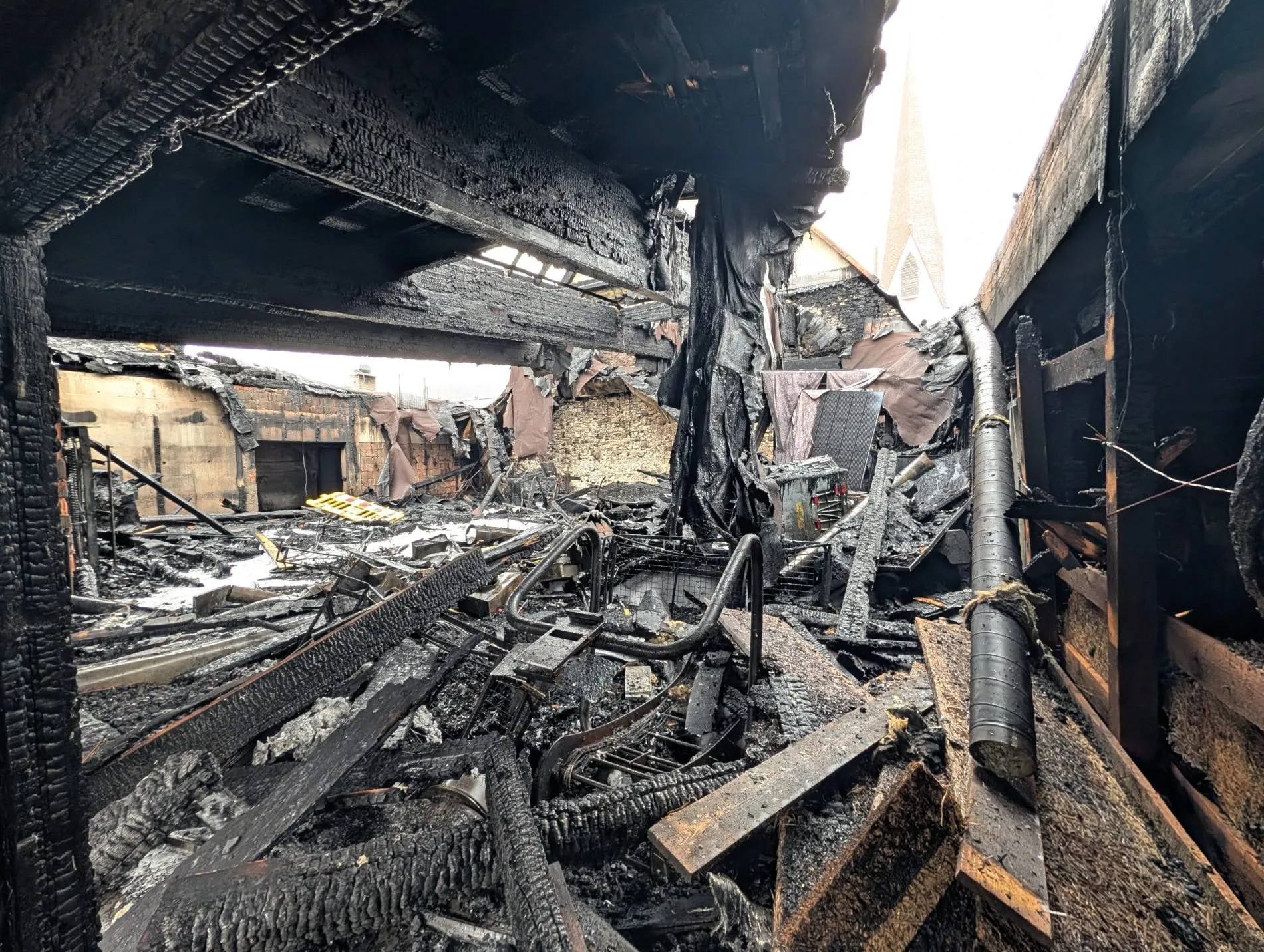 Besonders stark vom Brand betroffen war der Fitnessraum unter dem Dach, der während einer aktuellen Umbauphase als Lager genutzt wurde.