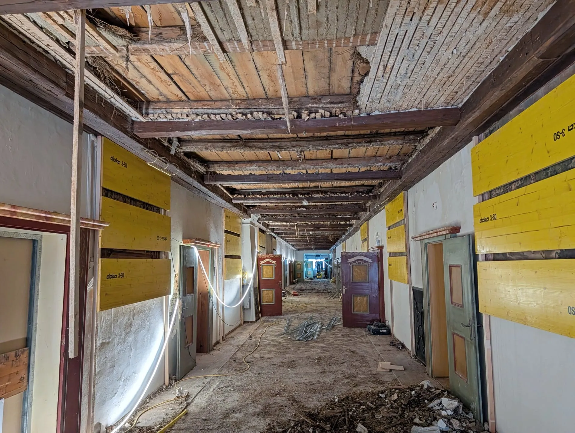 Der historische Klostergang des Hotels befindet sich mitten in der Sanierungsphase, bei der auch die Deckenkonstruktion erneuert wird.