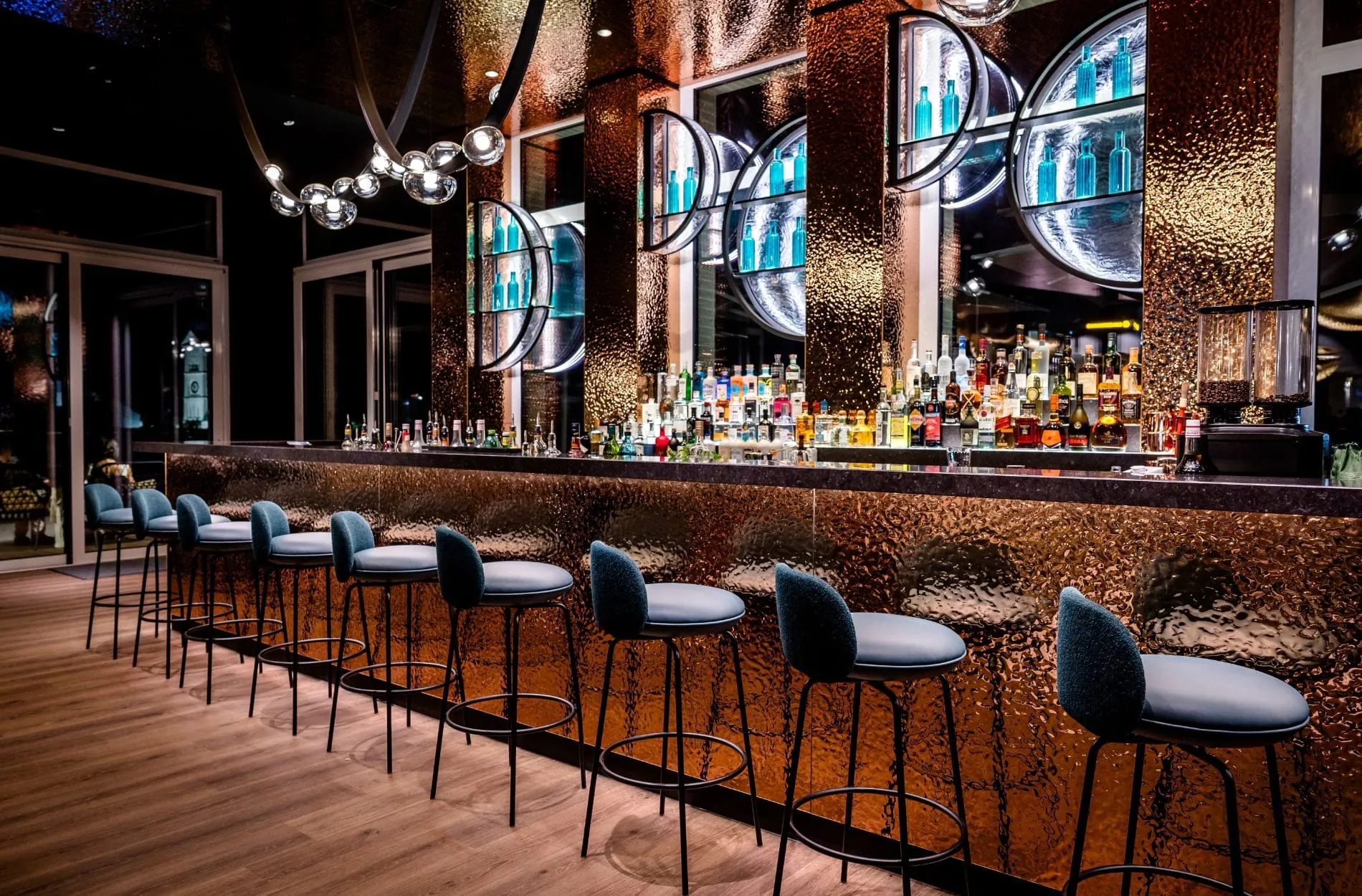 Die Rooftop One Bar bildet den kommunikativen Mittelpunkt des neuen Hauses.