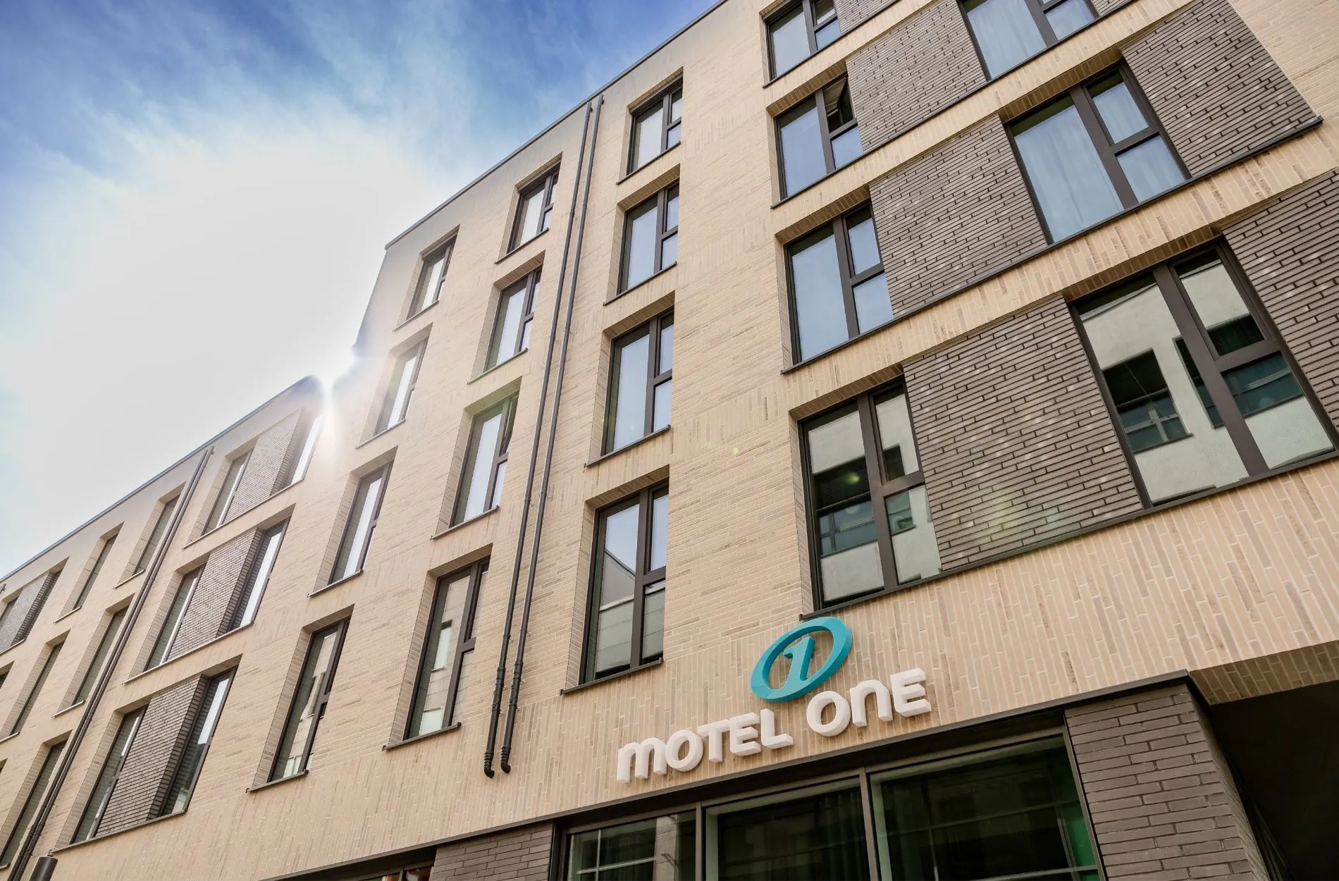 Schlichte Fassade: Das Motel One Koblenz an der Löhrstraße in der Koblenzer Innenstadt.