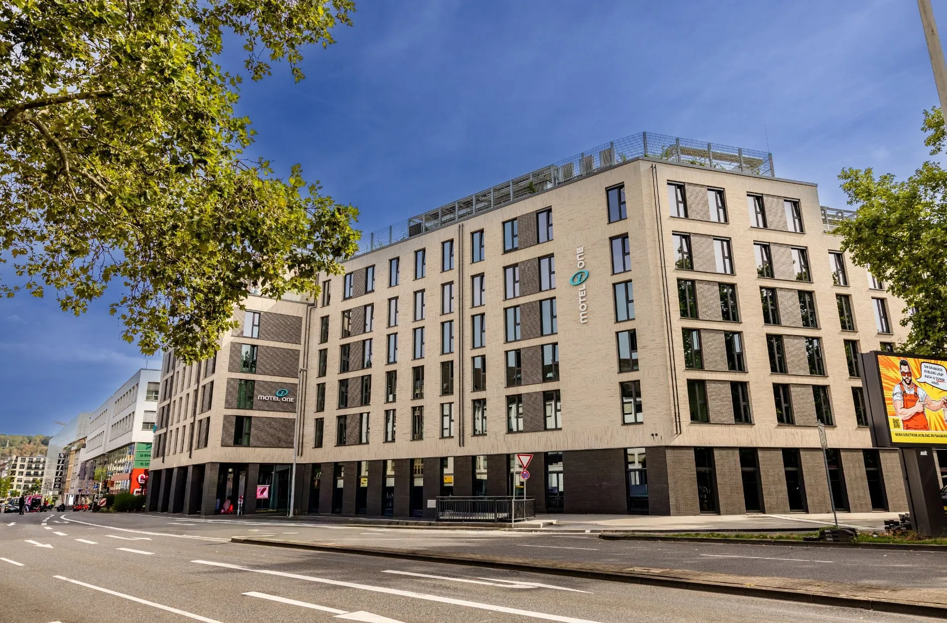 Das Motel One Koblenz liegt zentral an der Löhrstraße in der Koblenzer Innenstadt.