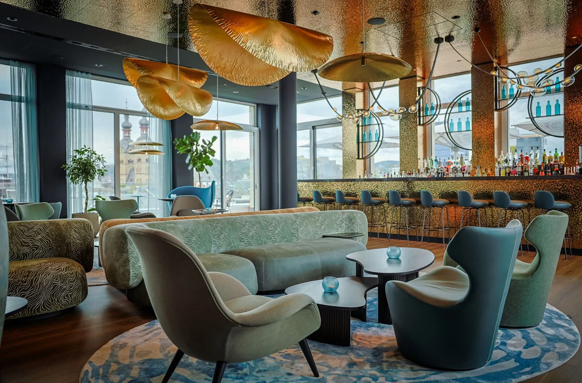 Die Lounge im fünften Obergeschoss verbindet Frühstücksbereich, Bar und Arbeitsplätze mit Blick über Koblenz.