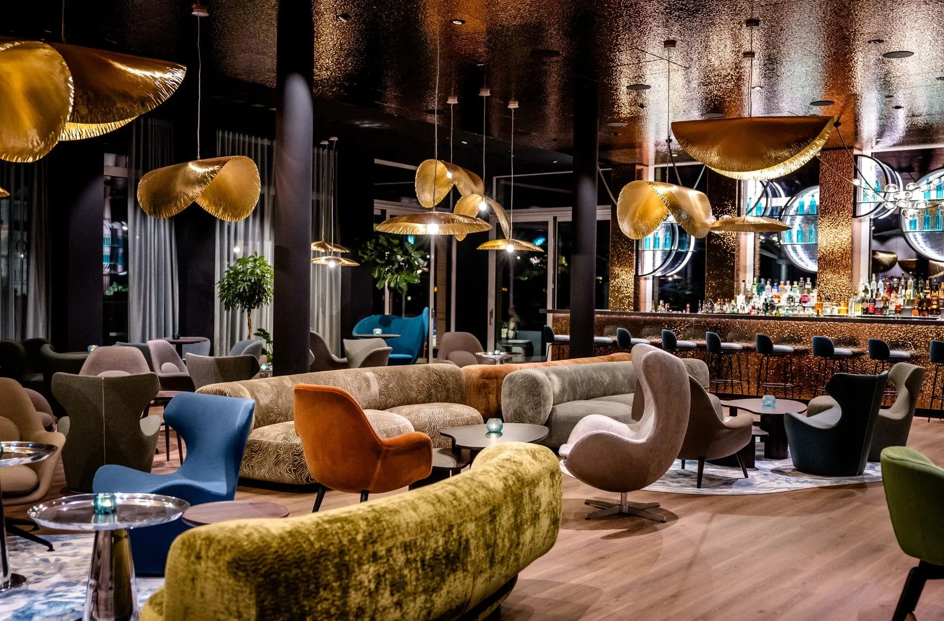 In der Lounge greifen organisch geformte Möbel, reflektierende Oberflächen und skulpturale Leuchten die Bewegung des Wassers auf.