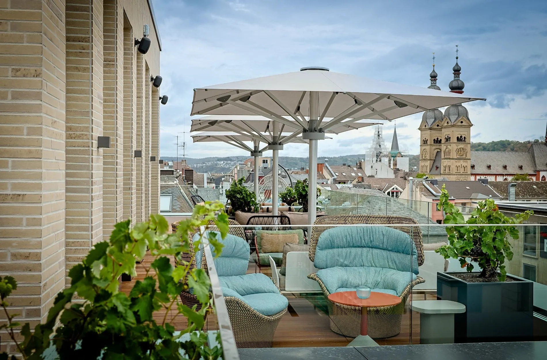 Die Terrasse der Rooftop One Bar lädt mit rund 76 Sitzplätzen zum Verweilen ein.