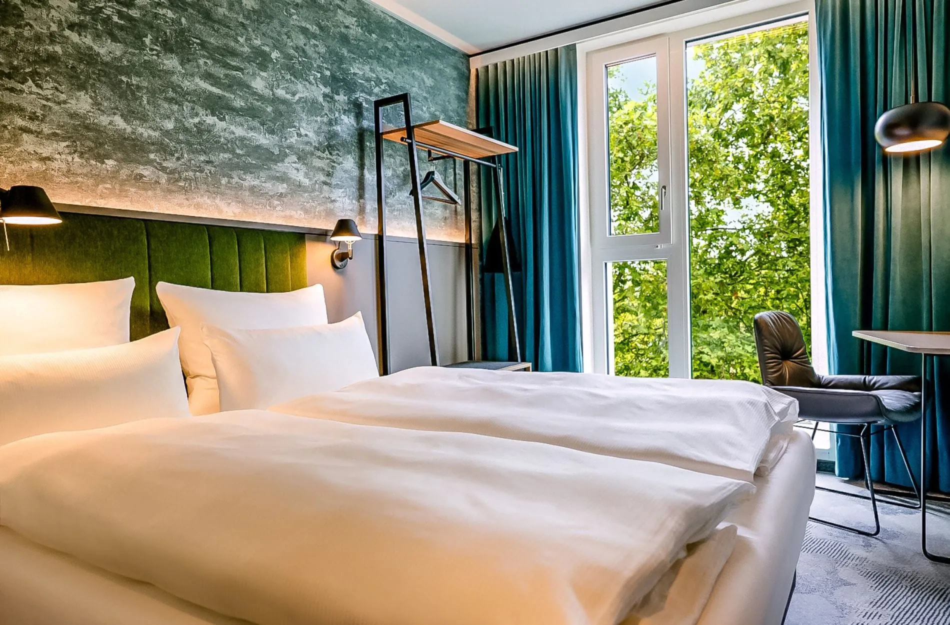 Naturtöne, Holzoberflächen und textile Details bestimmen das Design der 177 Gästezimmer.