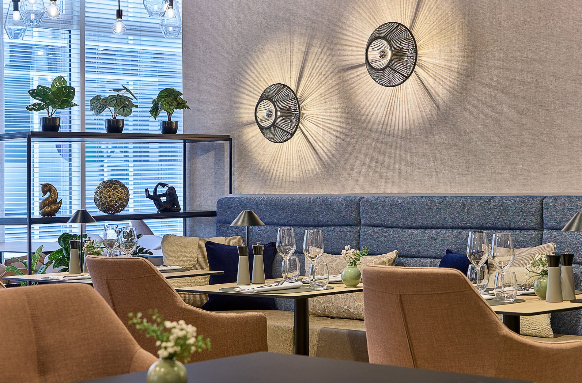 Das wiedereröffnete Restaurant The Local im Leipzig Marriott setzt auf ein modernes Interieur mit hellem Holz, schwarzem Metall und gedeckten Blau-, Braun- und Beigetönen. Unterschiedliche Sitzbereich und ein Bartresen sollen Hotel- und externe Gäste gleichermaßen ansprechen.