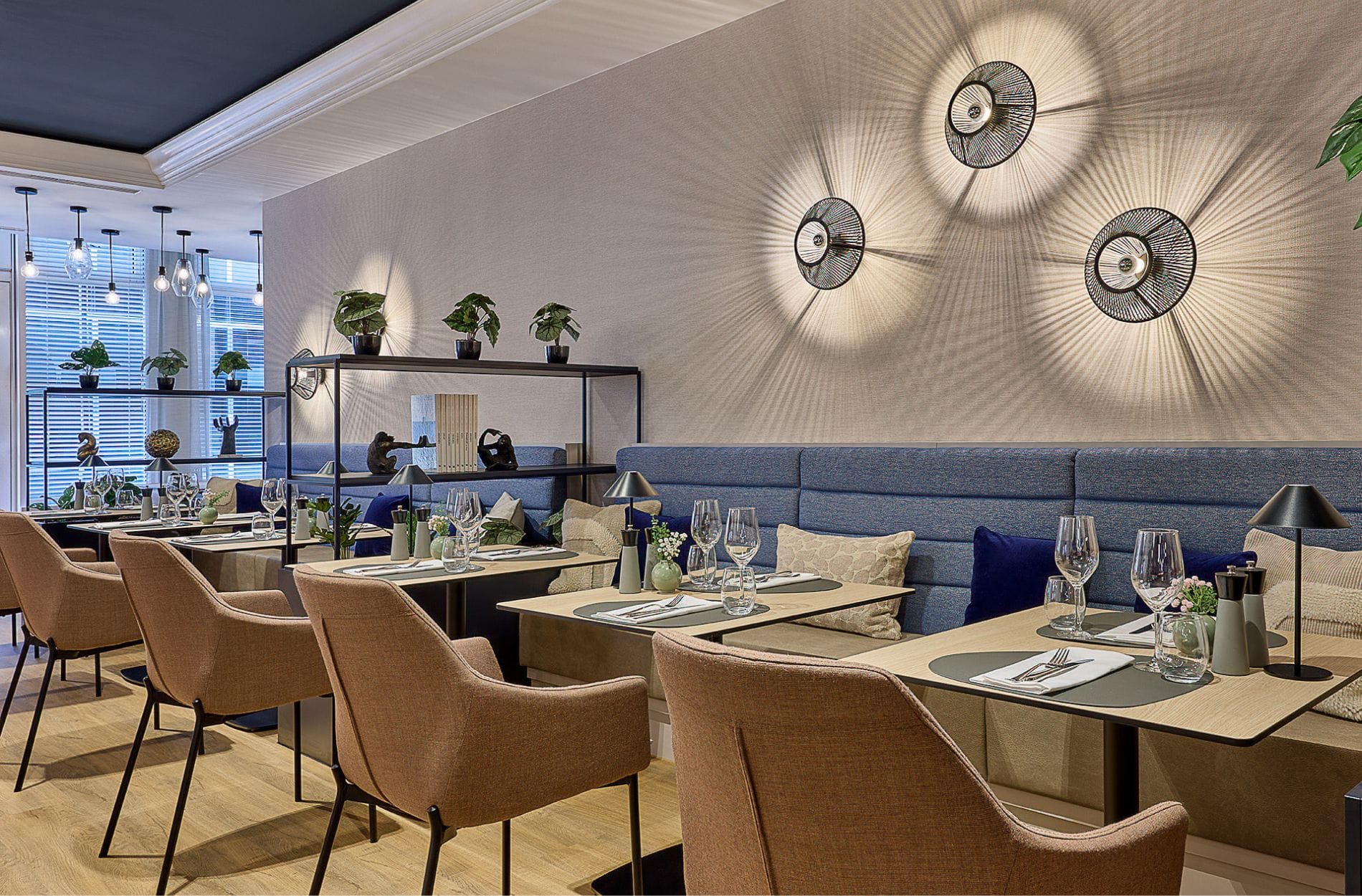 Das wiedereröffnete Restaurant The Local im Leipzig Marriott setzt auf ein modernes Interieur mit hellem Holz, schwarzem Metall und gedeckten Blau-, Braun- und Beigetönen. Unterschiedliche Sitzbereich und ein Bartresen sollen Hotel- und externe Gäste gleichermaßen ansprechen.