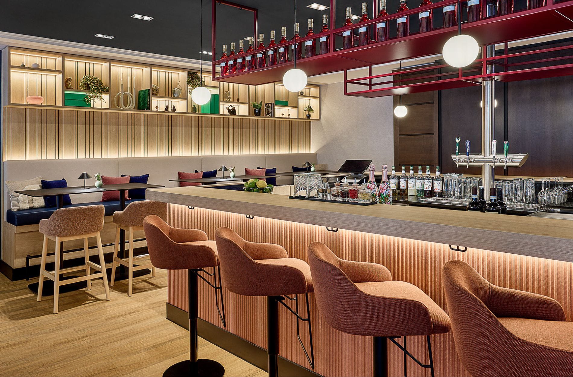 Das wiedereröffnete Restaurant The Local im Leipzig Marriott setzt auf ein modernes Interieur mit hellem Holz, schwarzem Metall und gedeckten Blau-, Braun- und Beigetönen. Unterschiedliche Sitzbereich und ein Bartresen sollen Hotel- und externe Gäste gleichermaßen ansprechen.