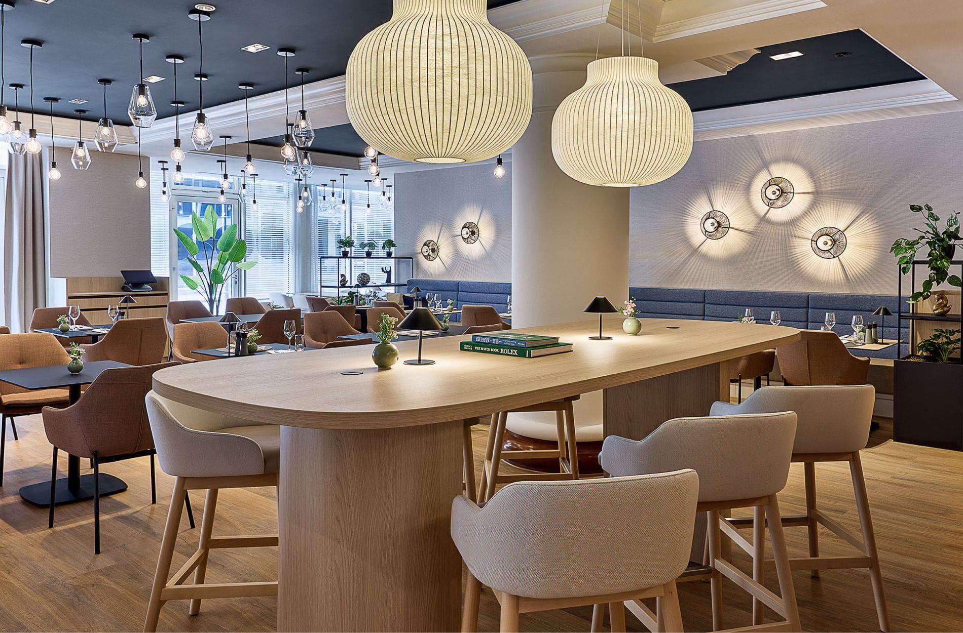 Das wiedereröffnete Restaurant The Local im Leipzig Marriott setzt auf ein modernes Interieur mit hellem Holz, schwarzem Metall und gedeckten Blau-, Braun- und Beigetönen. Unterschiedliche Sitzbereich und ein Bartresen sollen Hotel- und externe Gäste gleichermaßen ansprechen.