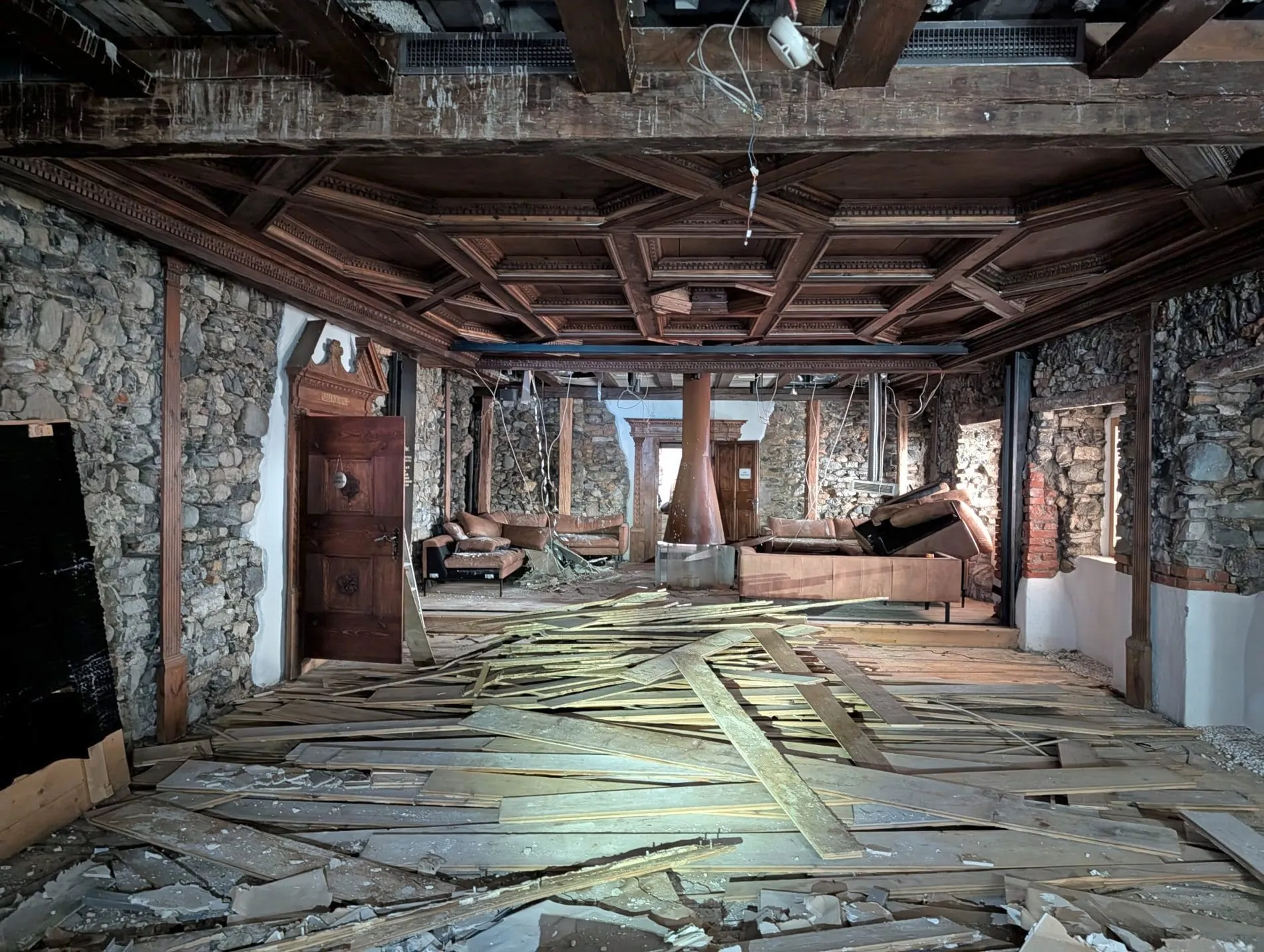 Die Maximilian-Halle mit ihrer historischen Kassettendecke wird nach den schweren Brandschäden sorgfältig restauriert.