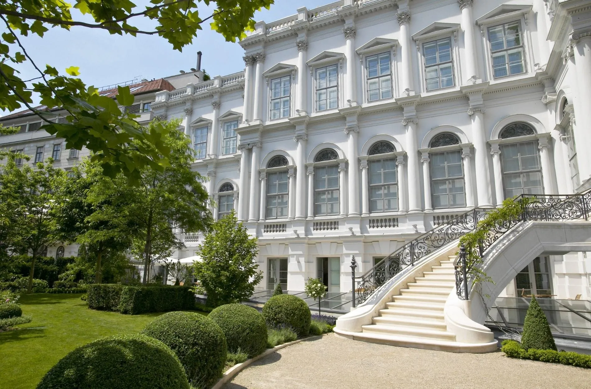 Der Palaisgarten ergänzt das gastronomische Angebot des Hauses – im Sommer auch mit Plätzen auf der Prunkterrasse.