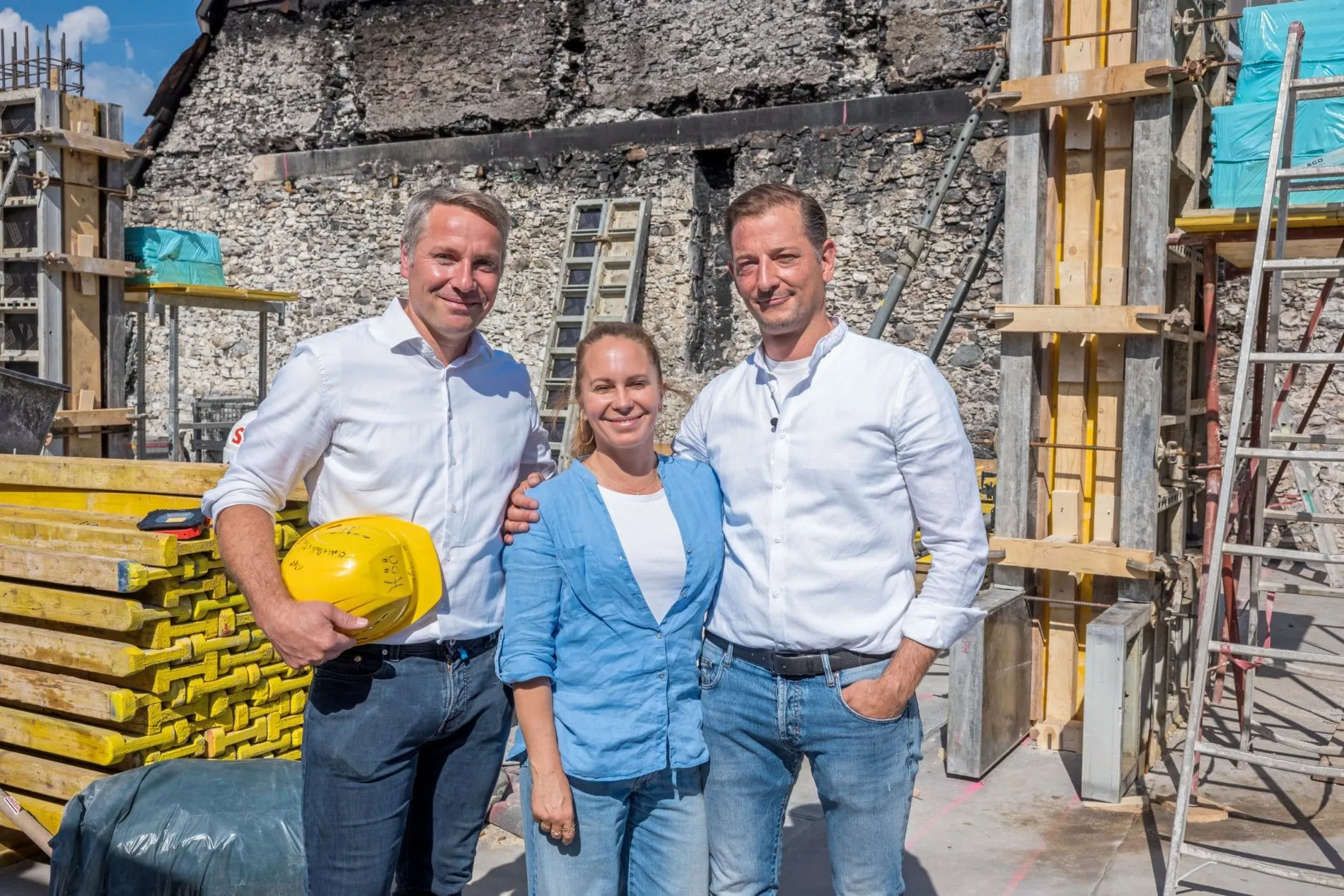 Baustellenbegehung: (von links) Schwager Wolfgang Rieß mit Agnes und Alois Seyrling.